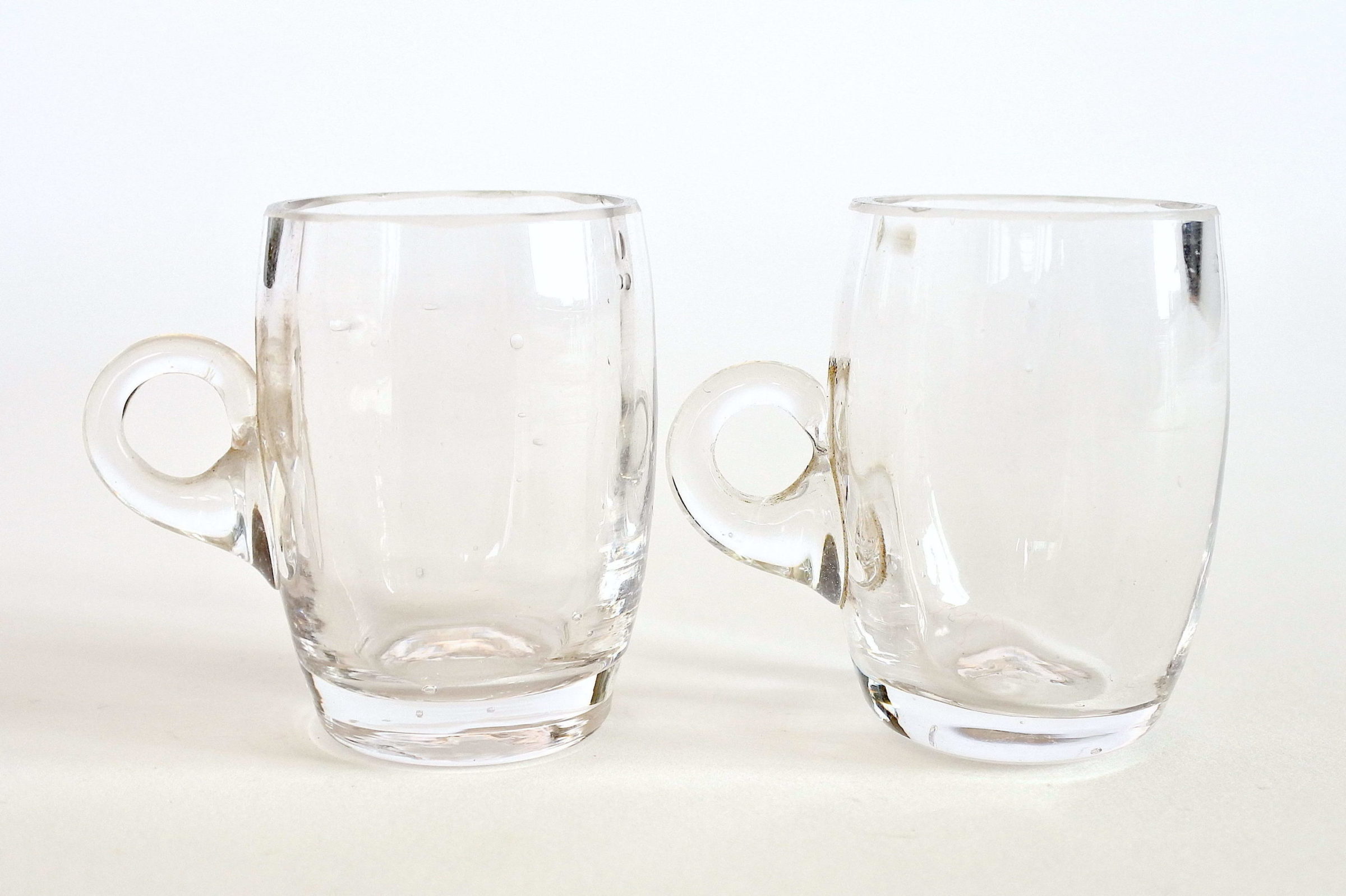 Coppia di bicchierini da liquore in vetro soffiato trasparente con manico - 3