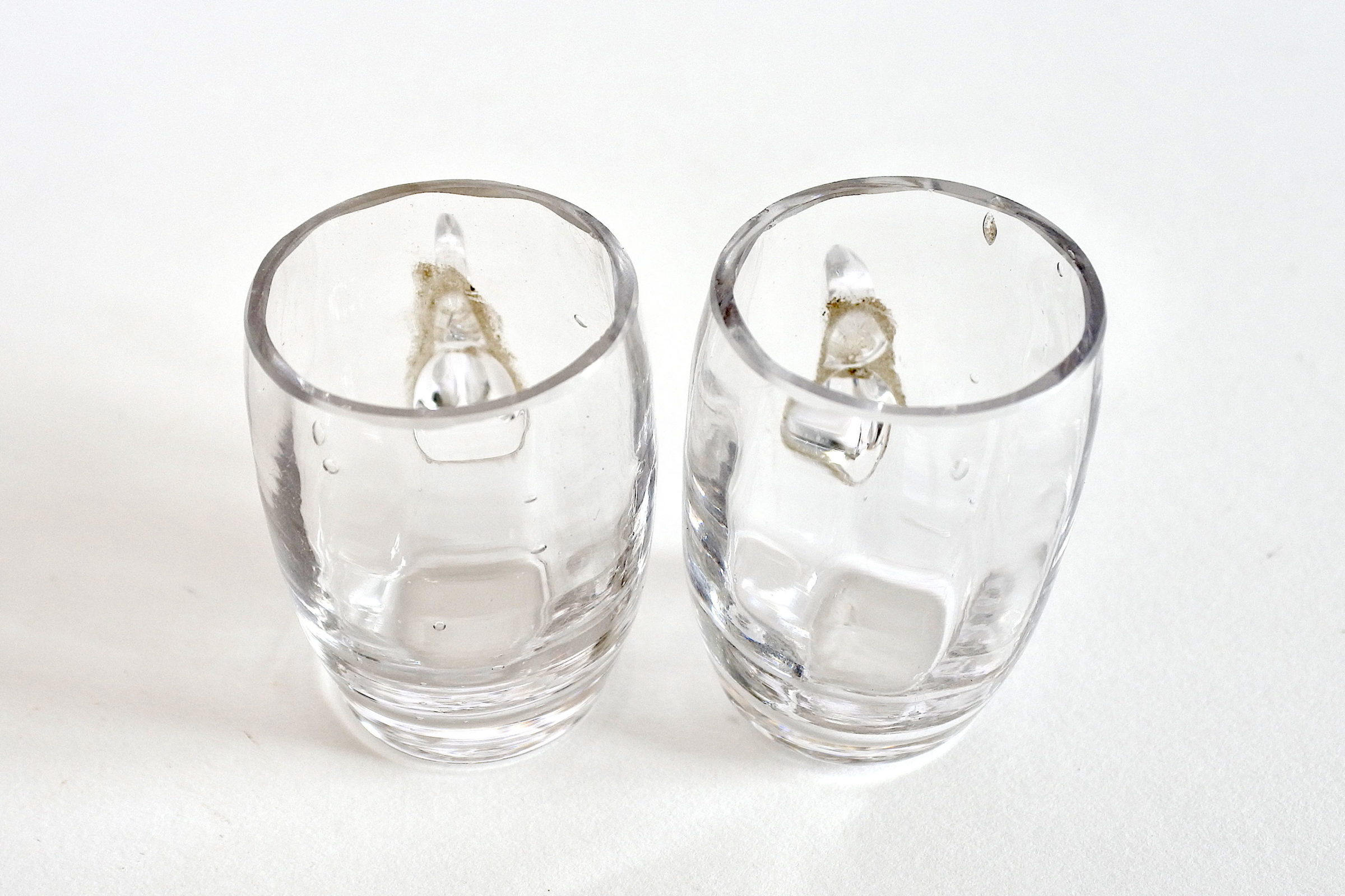 Coppia di bicchierini da liquore in vetro soffiato trasparente con manico - 4