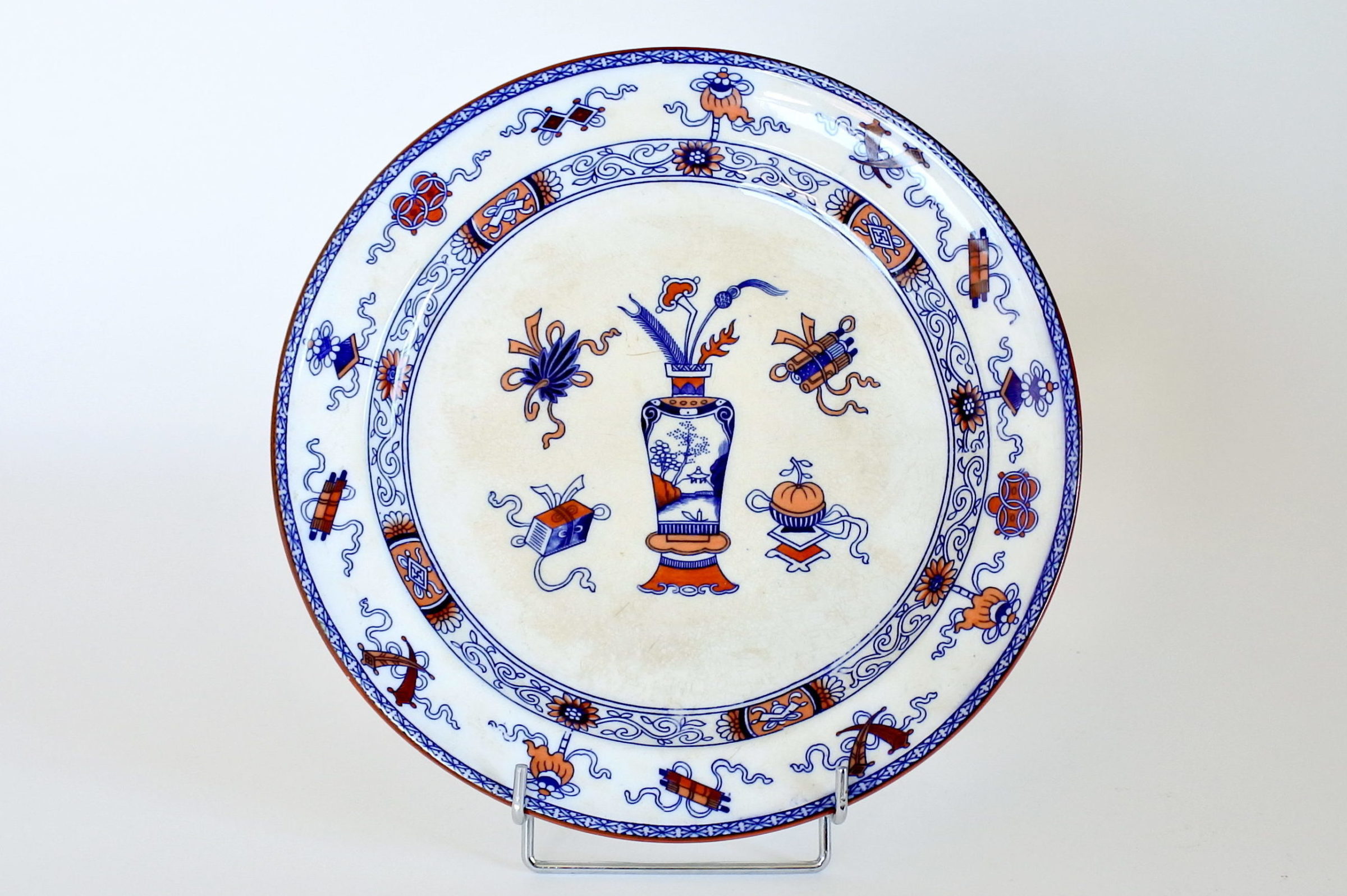 Piatto tondo in porcellana di Minton decorato a cineserie