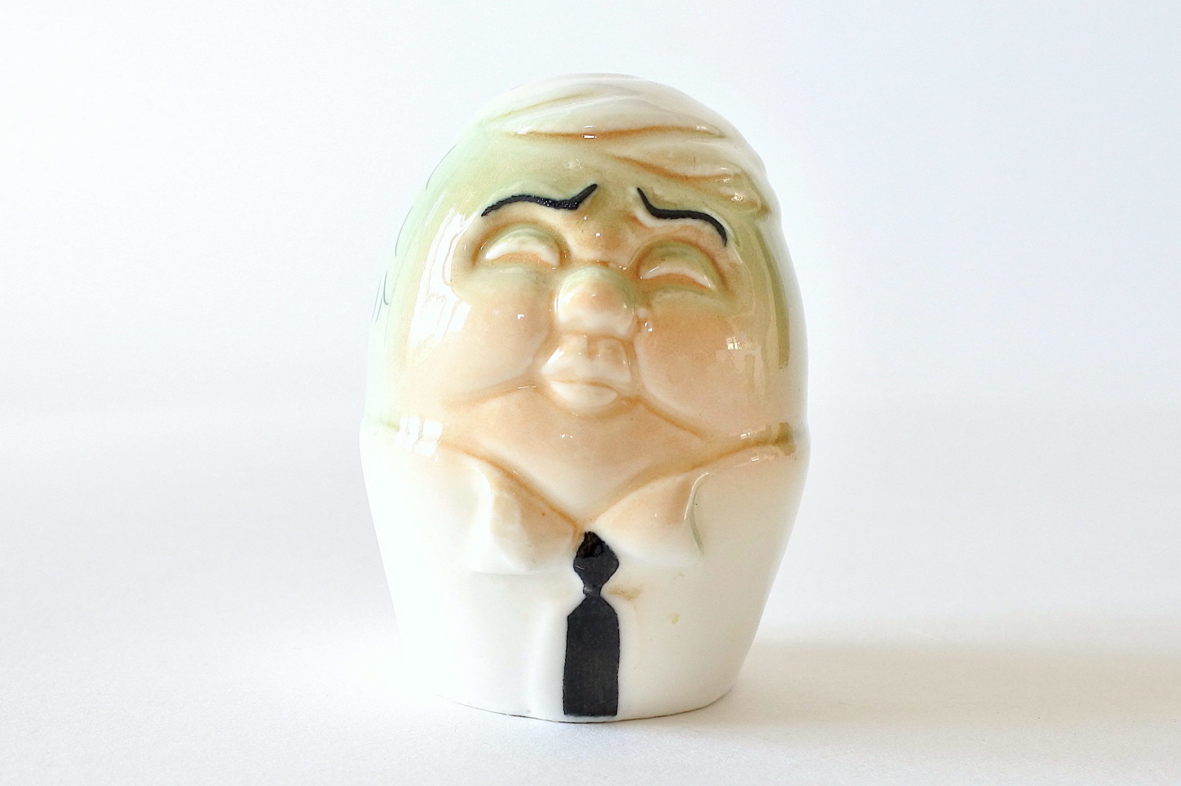 Saliera in ceramica a forma di uovo con volto di uomo