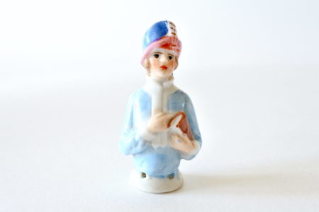 Statuina di donna con cappello in ceramica - demi poupée