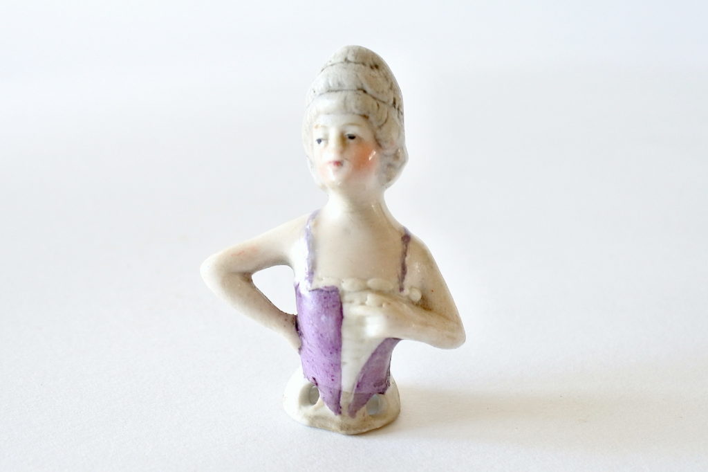 Statuina di donna in ceramica a forma di marquise - Demi poupée