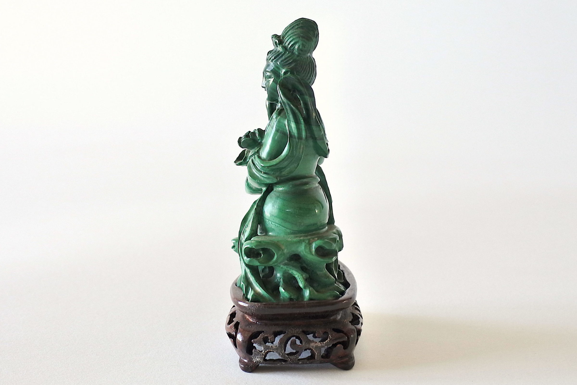 Statuina in malachite poggiante su base in legno - 2