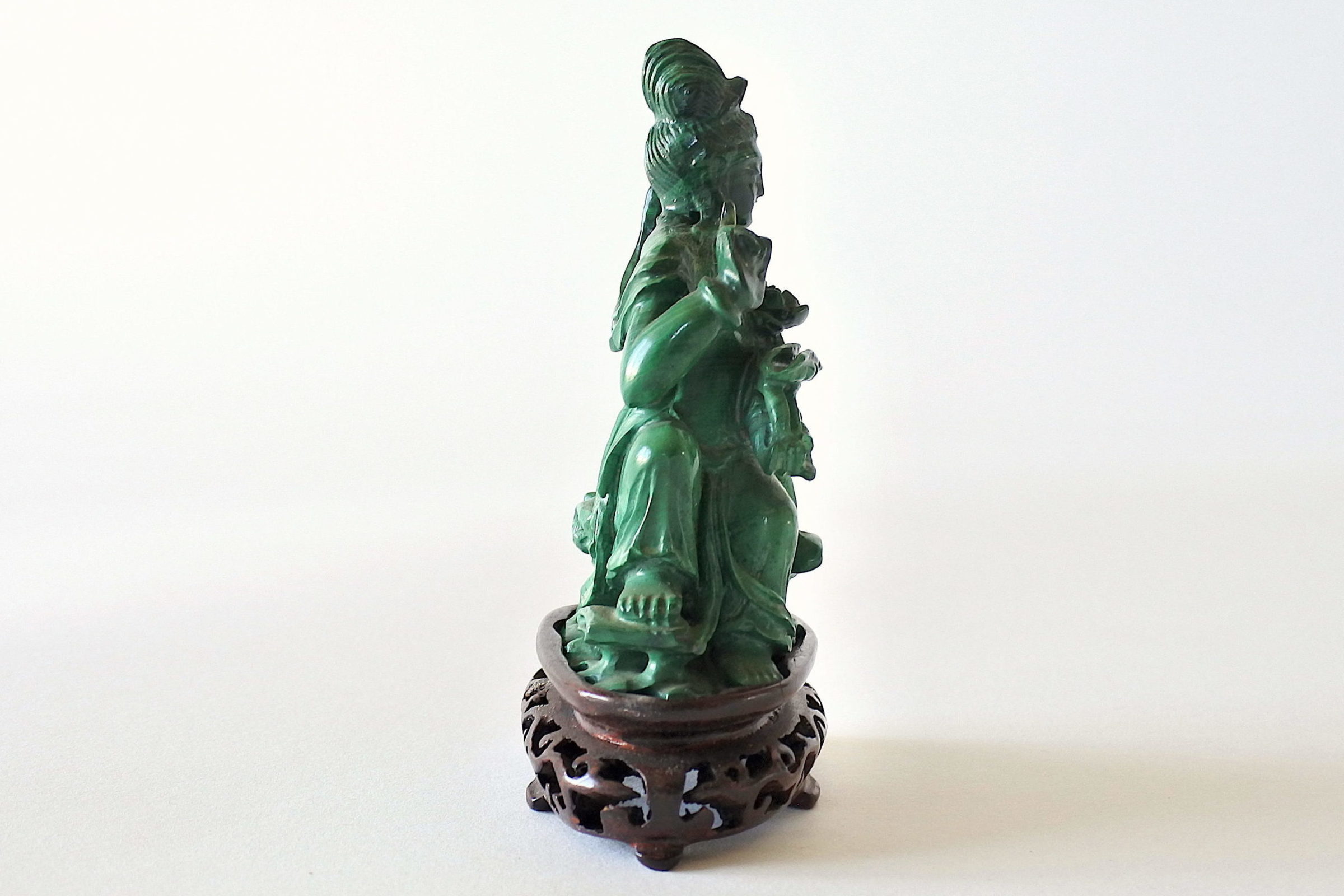 Statuina in malachite poggiante su base in legno - 4