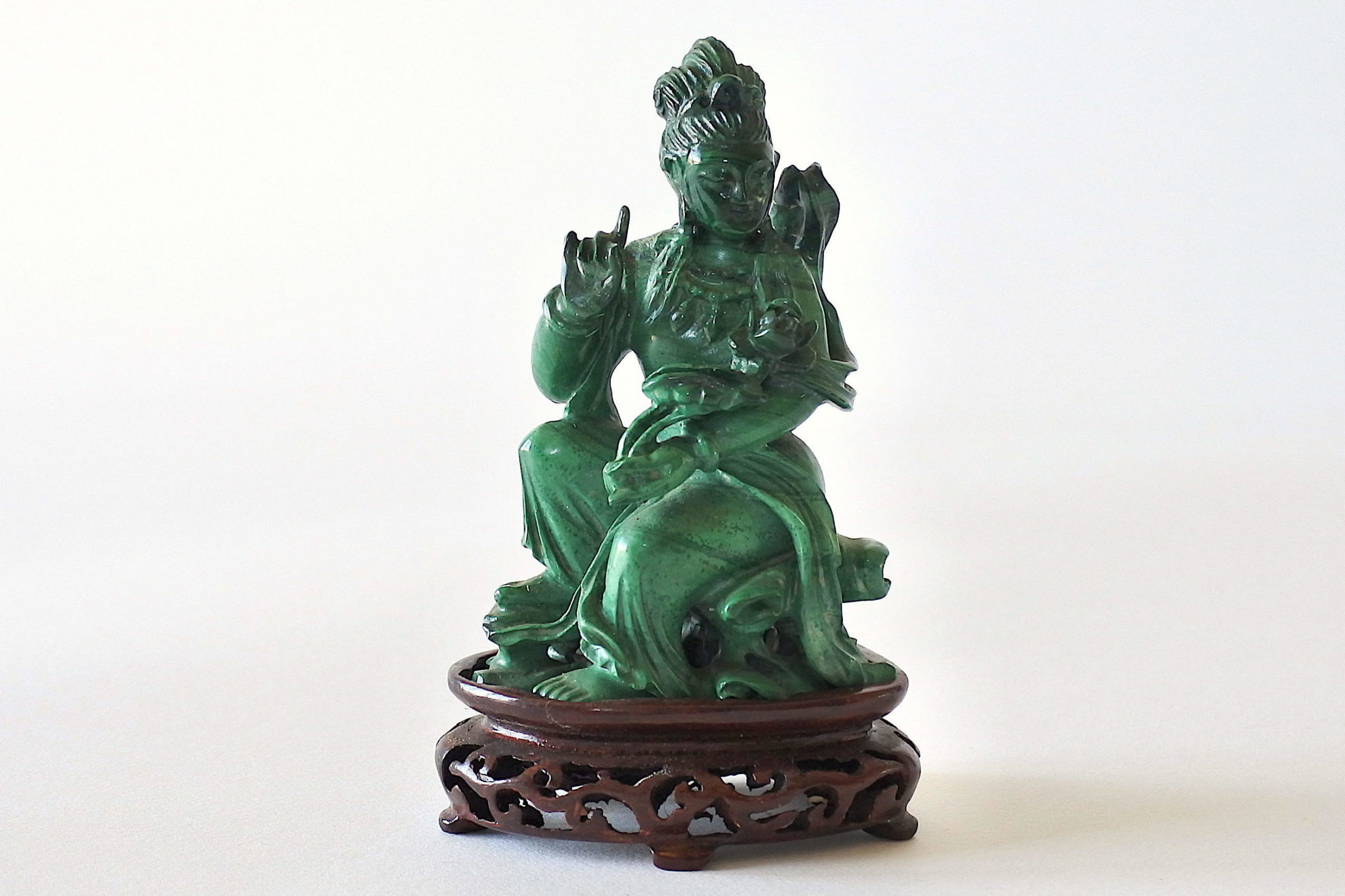 Statuina in malachite poggiante su base in legno