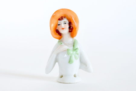 Statuina mezzo busto di donna con cappello in ceramica - demi poupée