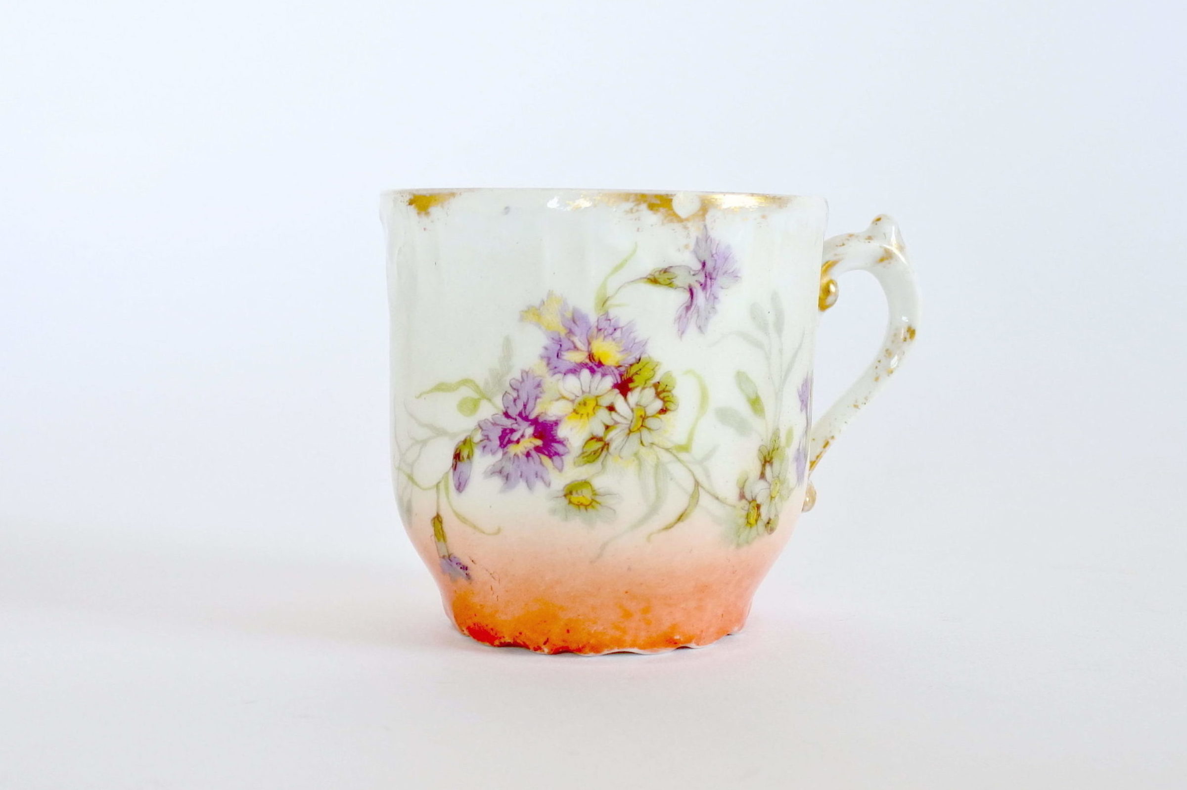 Tazzina e piattino in porcellana decorati con rami di fiori e margherite - 5
