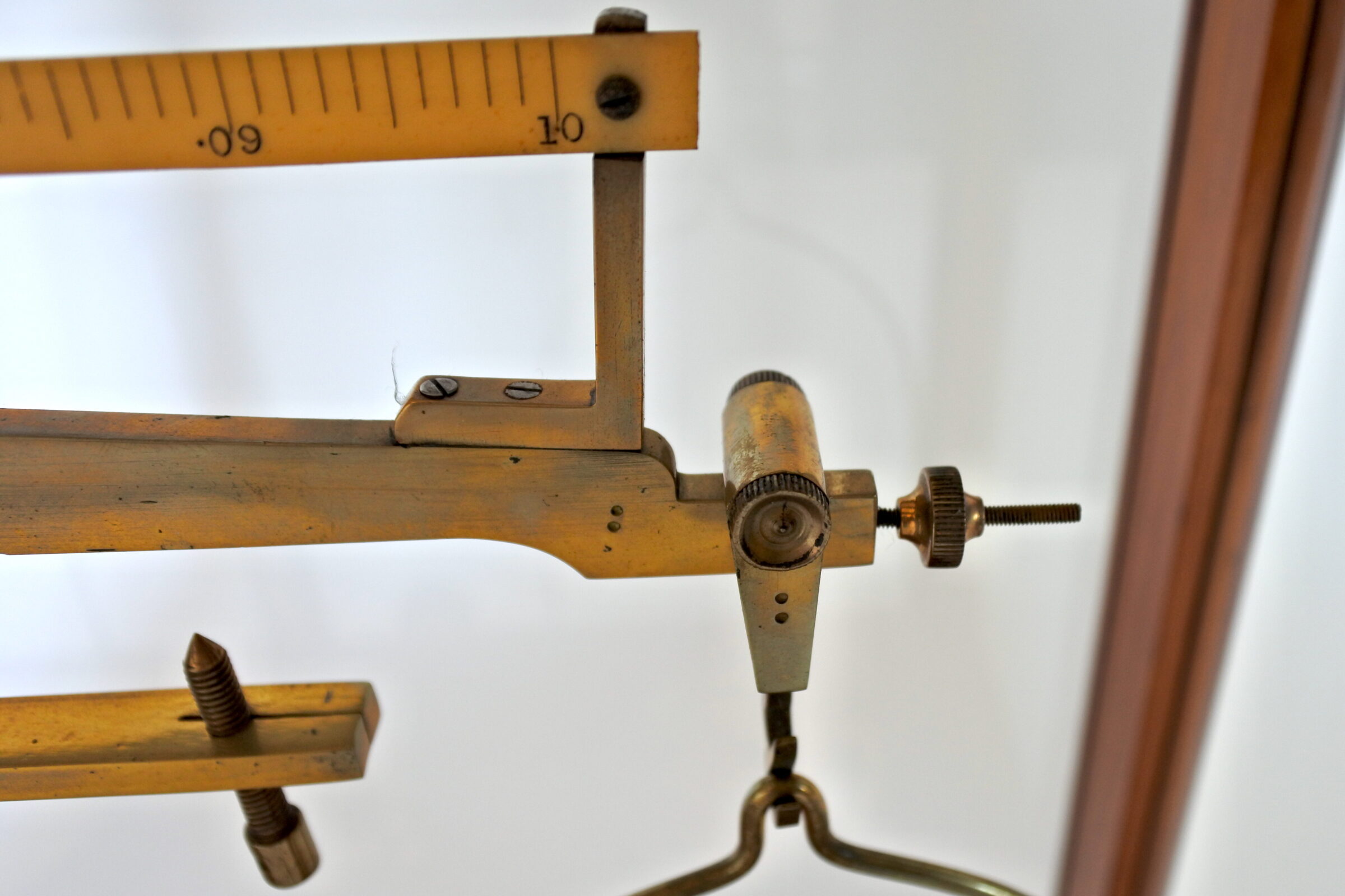 Antica bilancia di precisione da laboratorio in ottone a due piatti - 7