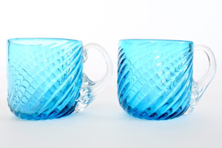 Coppia di bicchierini da liquore in vetro soffiato blu e manico bianco