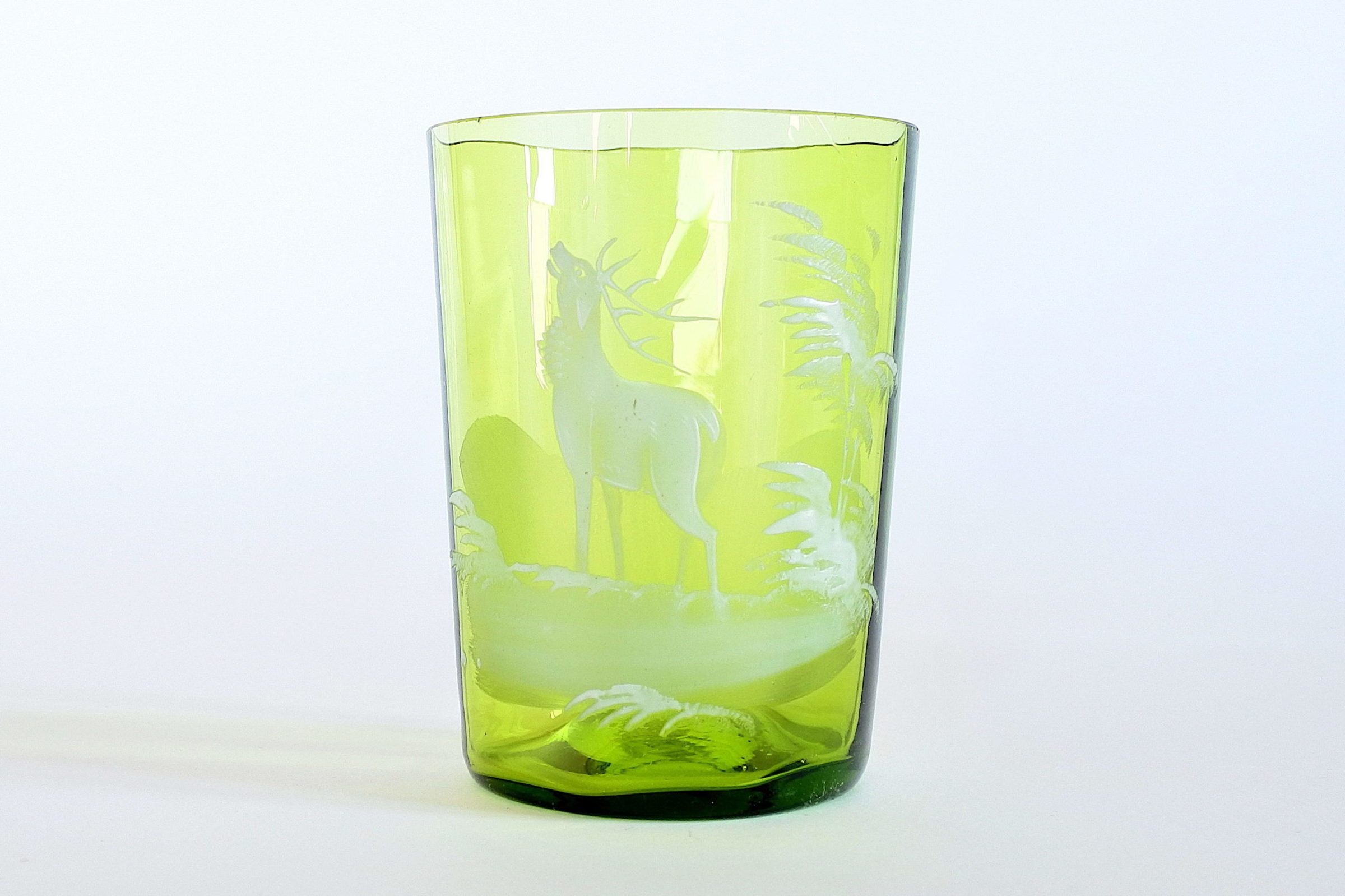 Bicchieri antichi in vetro soffiato verde con cervi smaltati - 3