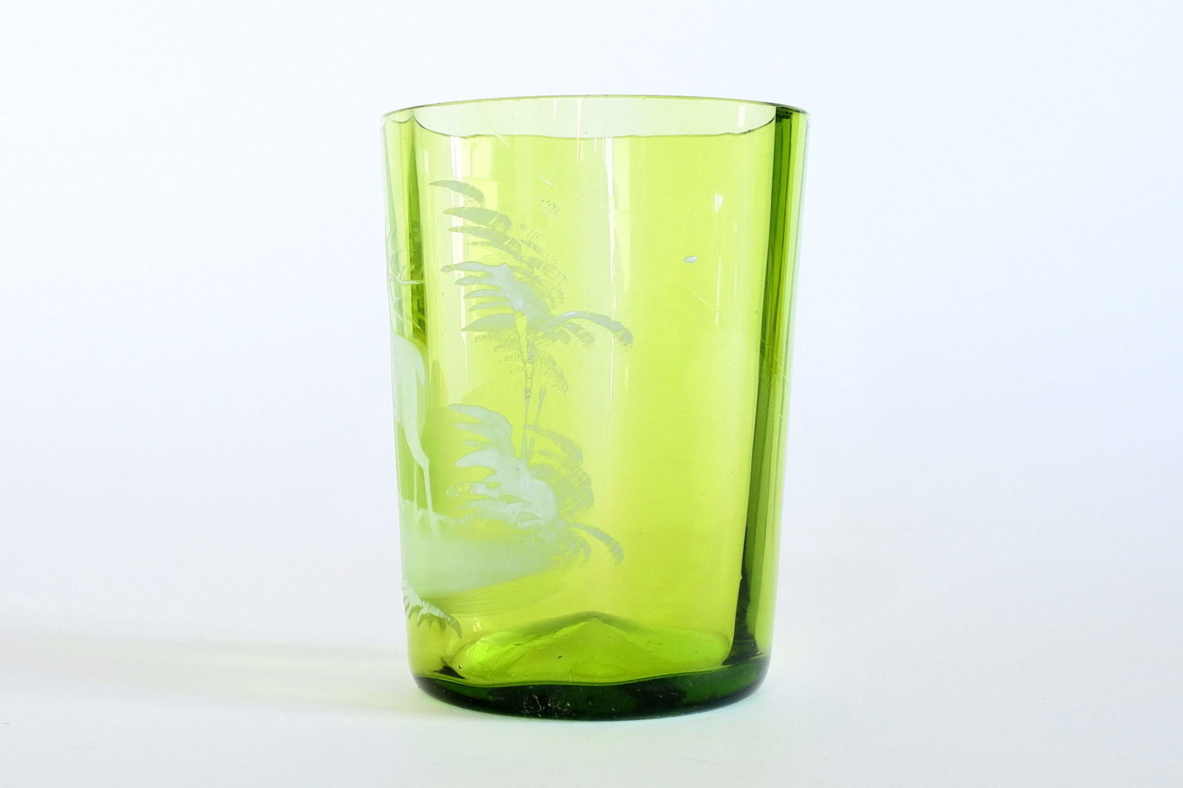 Bicchieri antichi in vetro soffiato verde con cervi smaltati - 4