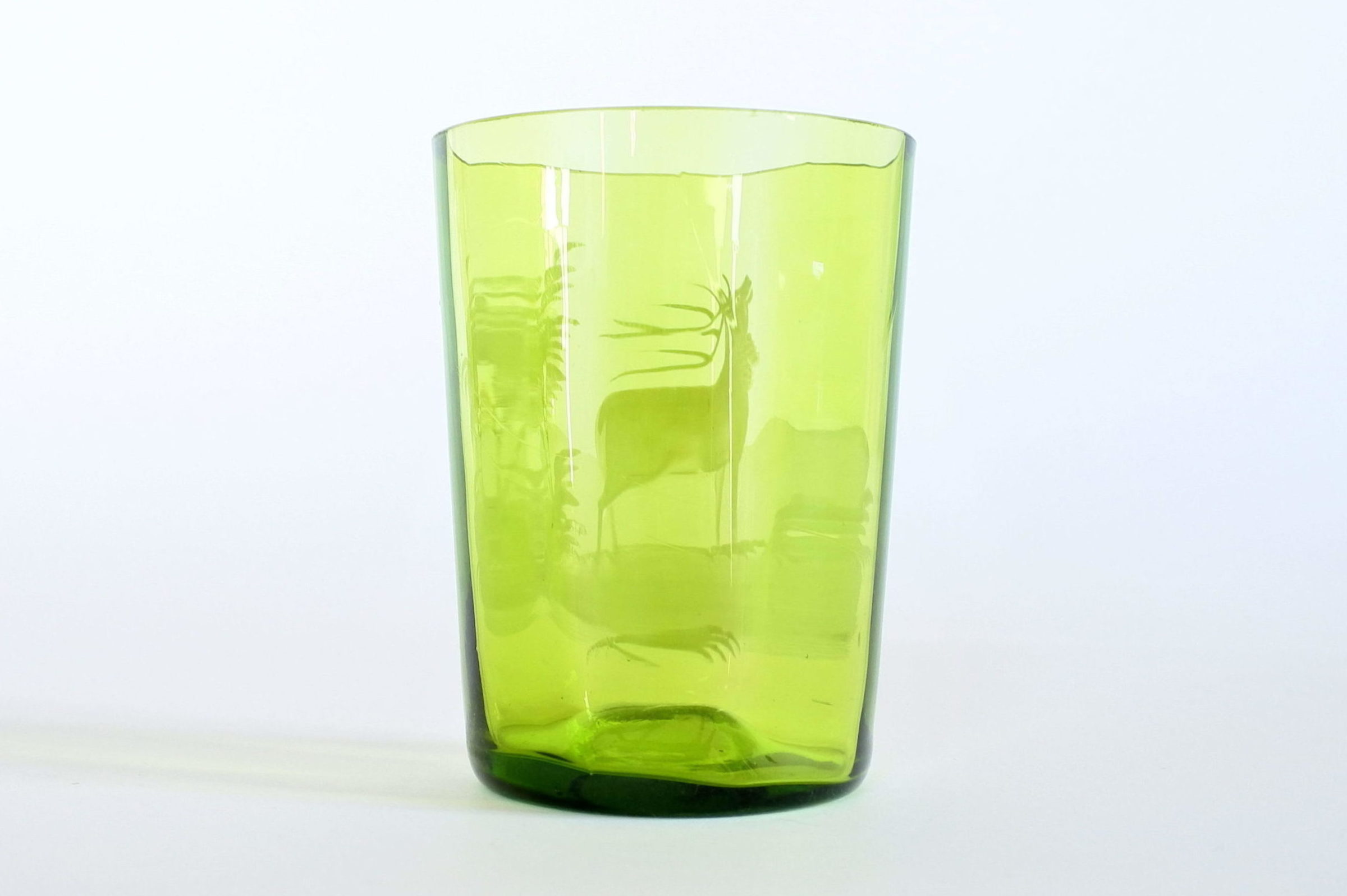 Bicchieri antichi in vetro soffiato verde con cervi smaltati - 5