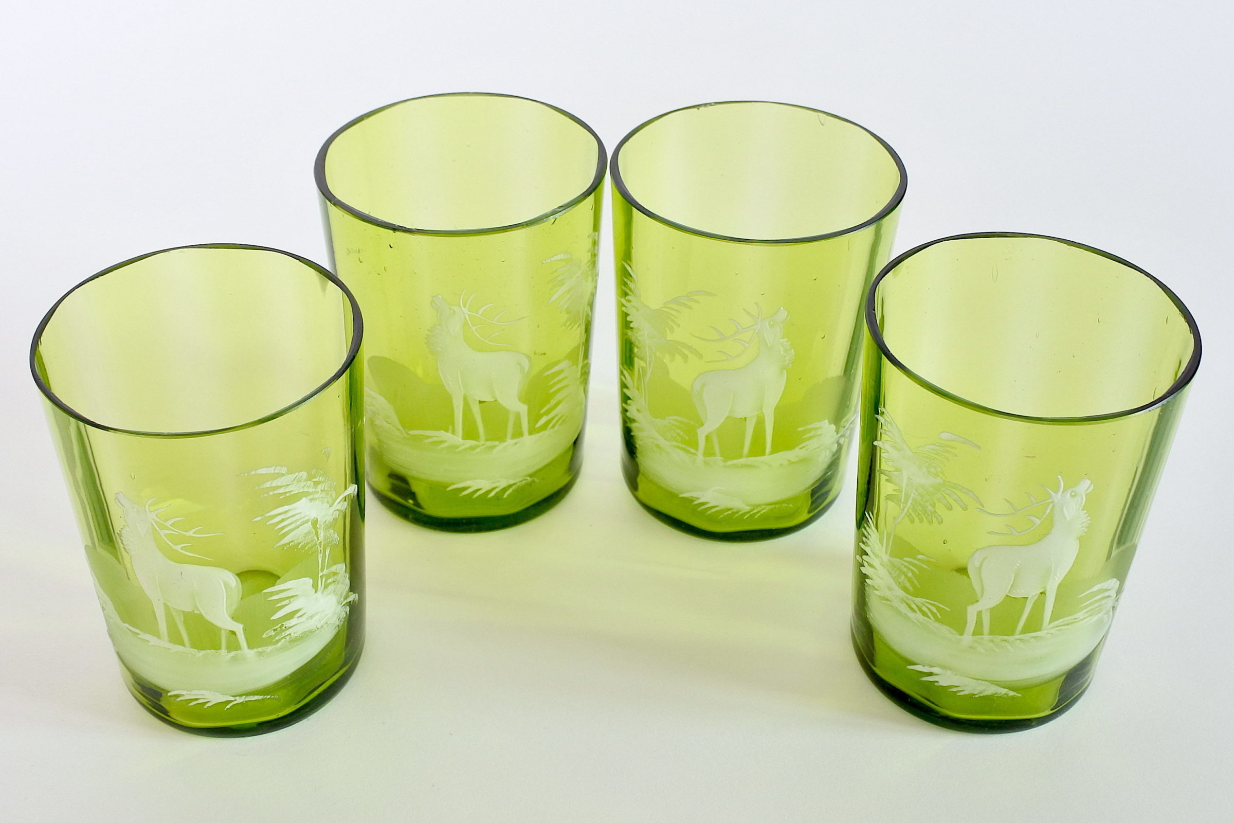 Bicchieri antichi in vetro soffiato verde con cervi smaltati