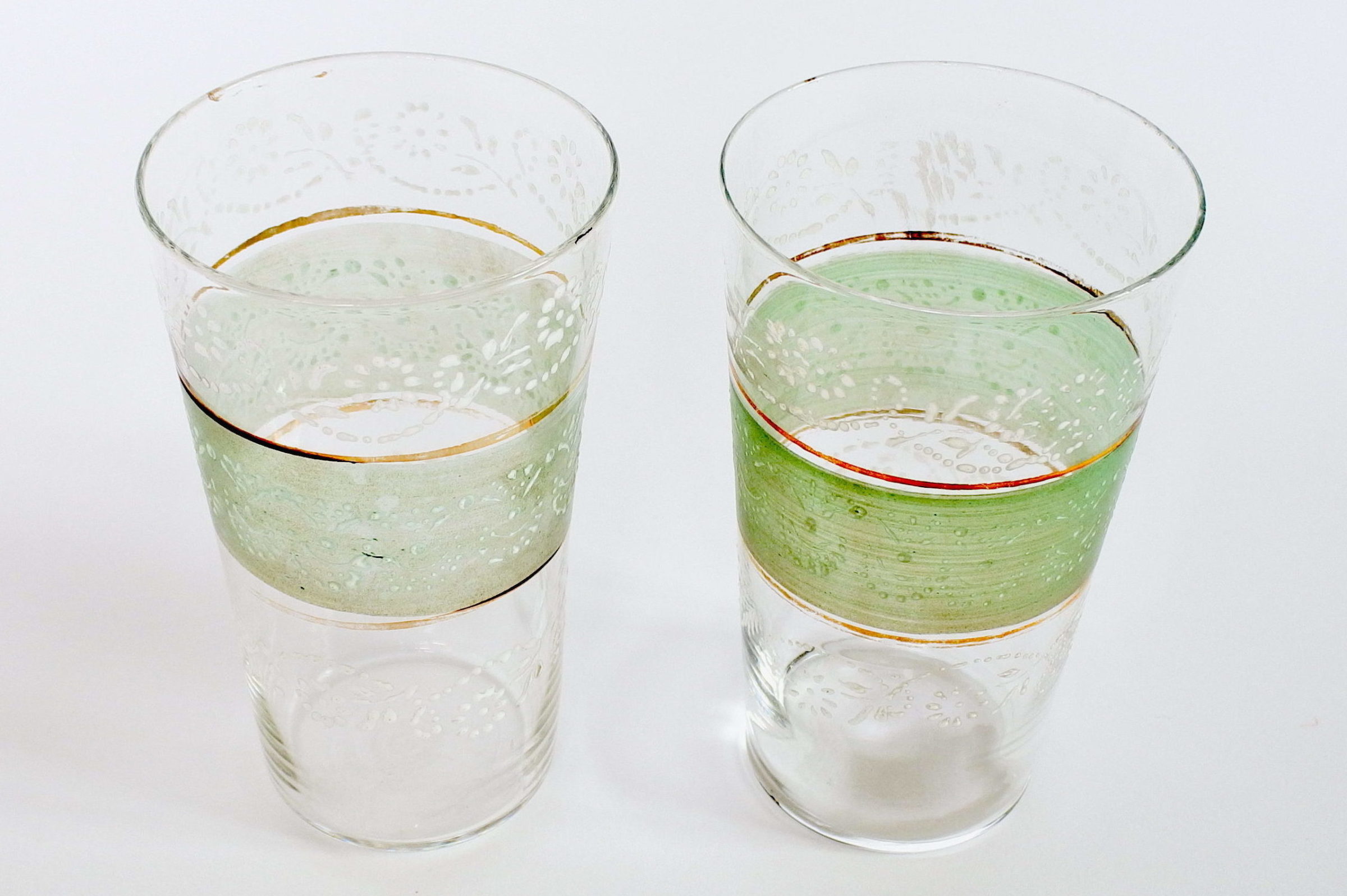 Coppia di bicchieri in vetro soffiato con fascia verde bordi dorati e smalti - 2
