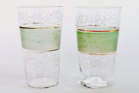 Coppia di bicchieri in vetro soffiato con fascia verde bordi dorati e smalti