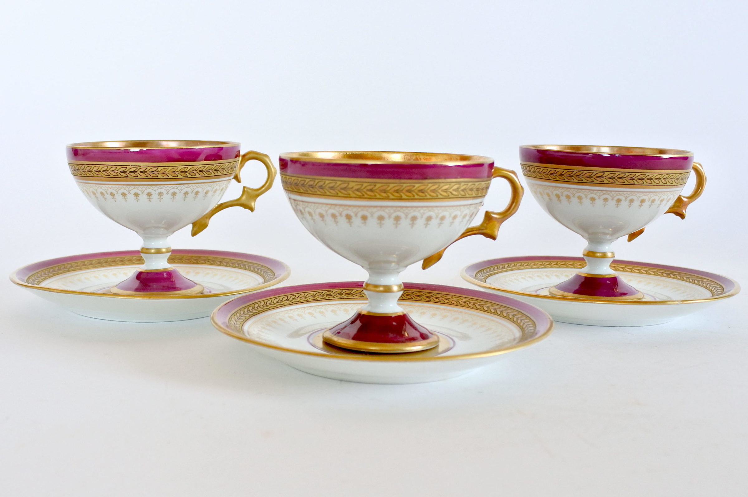 Tazzine in porcellana di Limoges decorate con smalto rosso e greche dorate