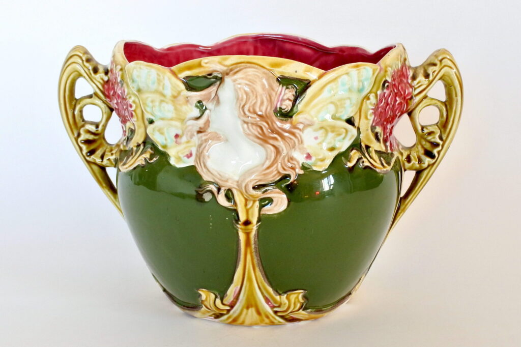 Cache pot in ceramica barbotine Onnaing n° 824 con donna alata e fiori