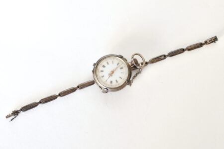 Monachina in argento utilizzabile come orologio da polso con bracciale estensibile