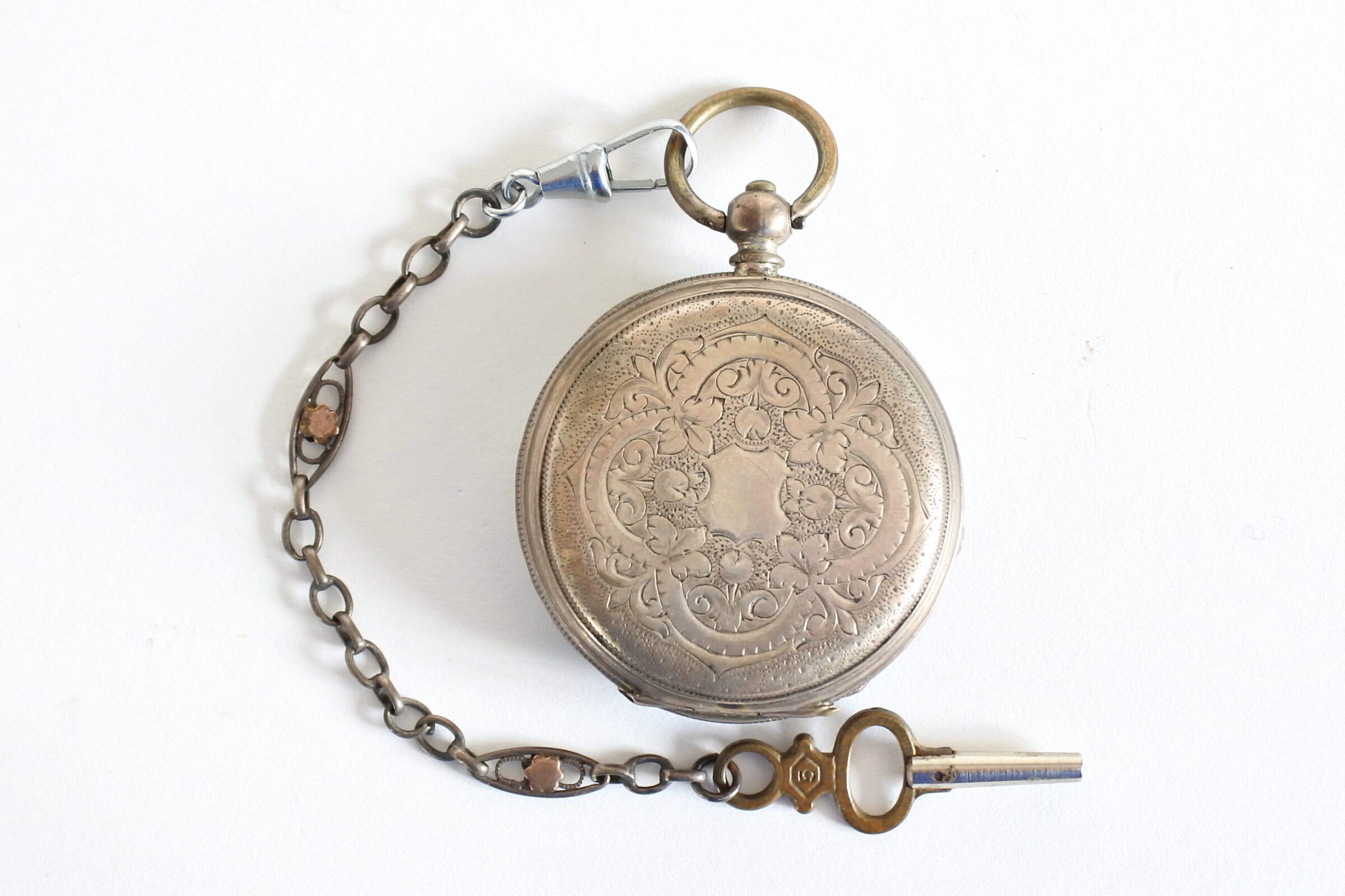 Orologio da tasca in argento con cassa incisa e catena con chiavetta di carica - 2