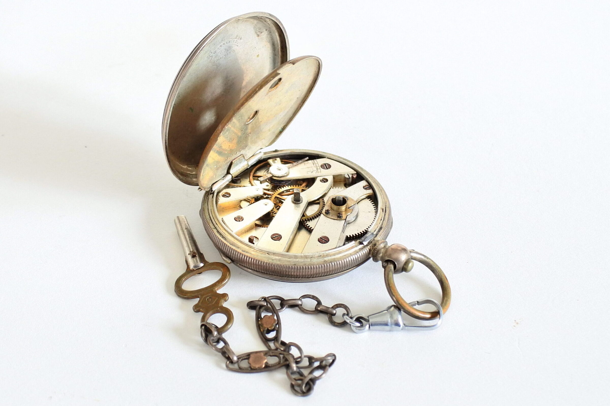 Orologio da tasca in argento con cassa incisa e catena con chiavetta di carica - 4