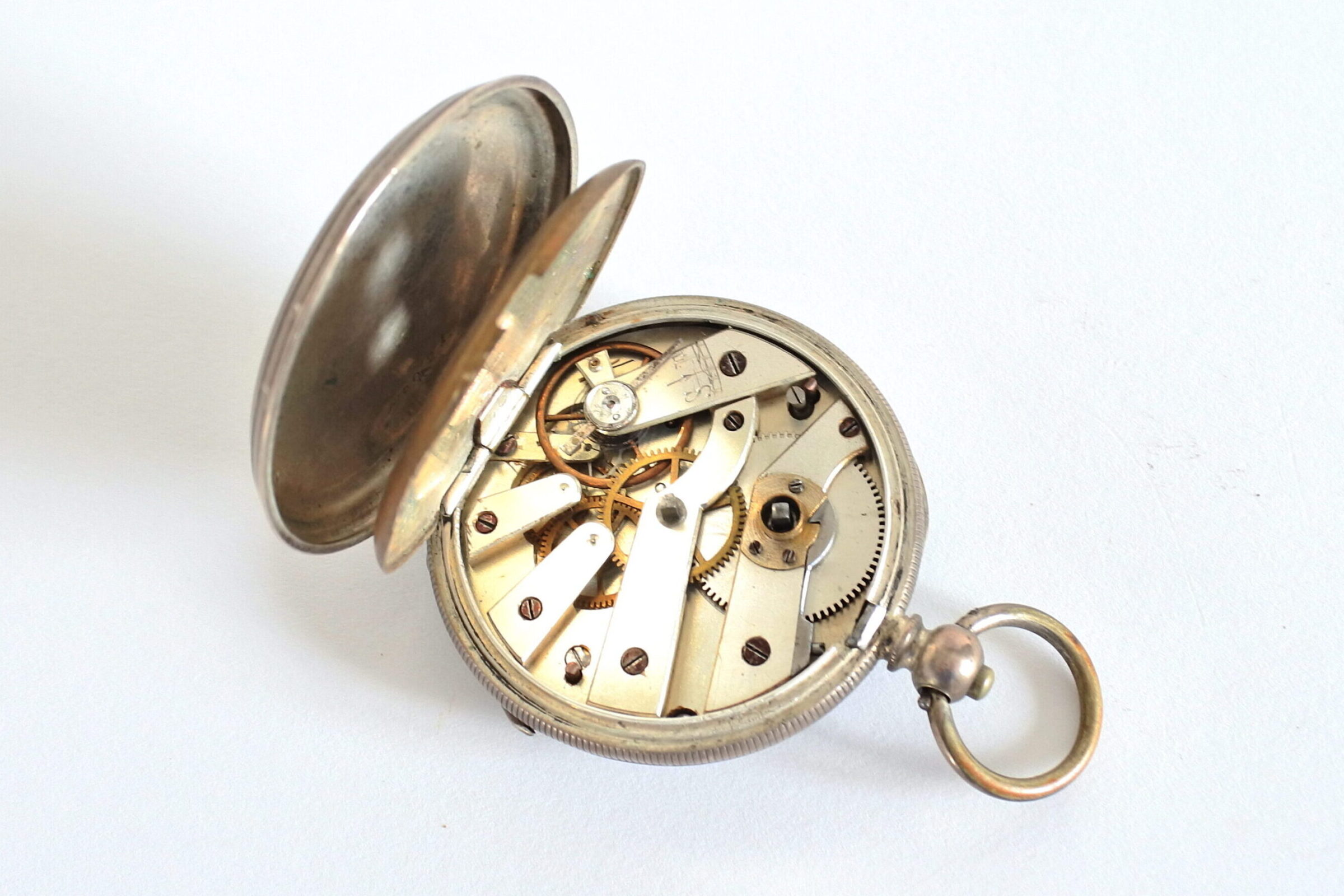 Orologio da tasca in argento con cassa incisa e catena con chiavetta di carica - 5