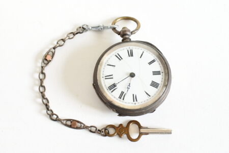 Orologio da tasca in argento con cassa incisa e catena con chiavetta di carica