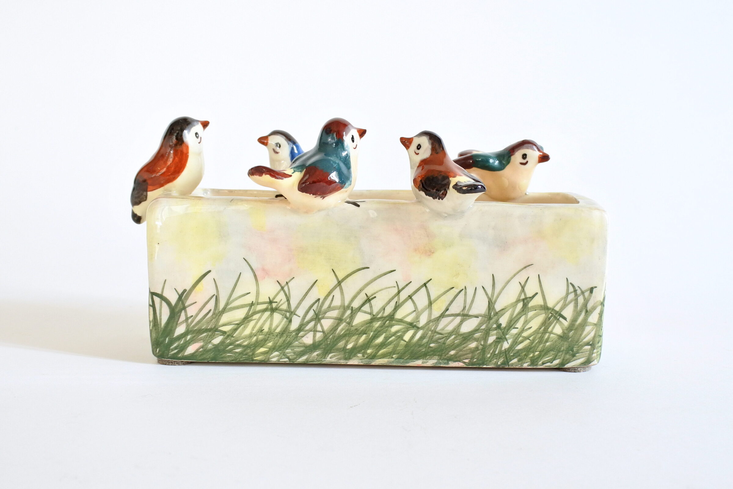 Jardinière Massier in ceramica barbotine a forma di abbeveratoio con 5 uccellini