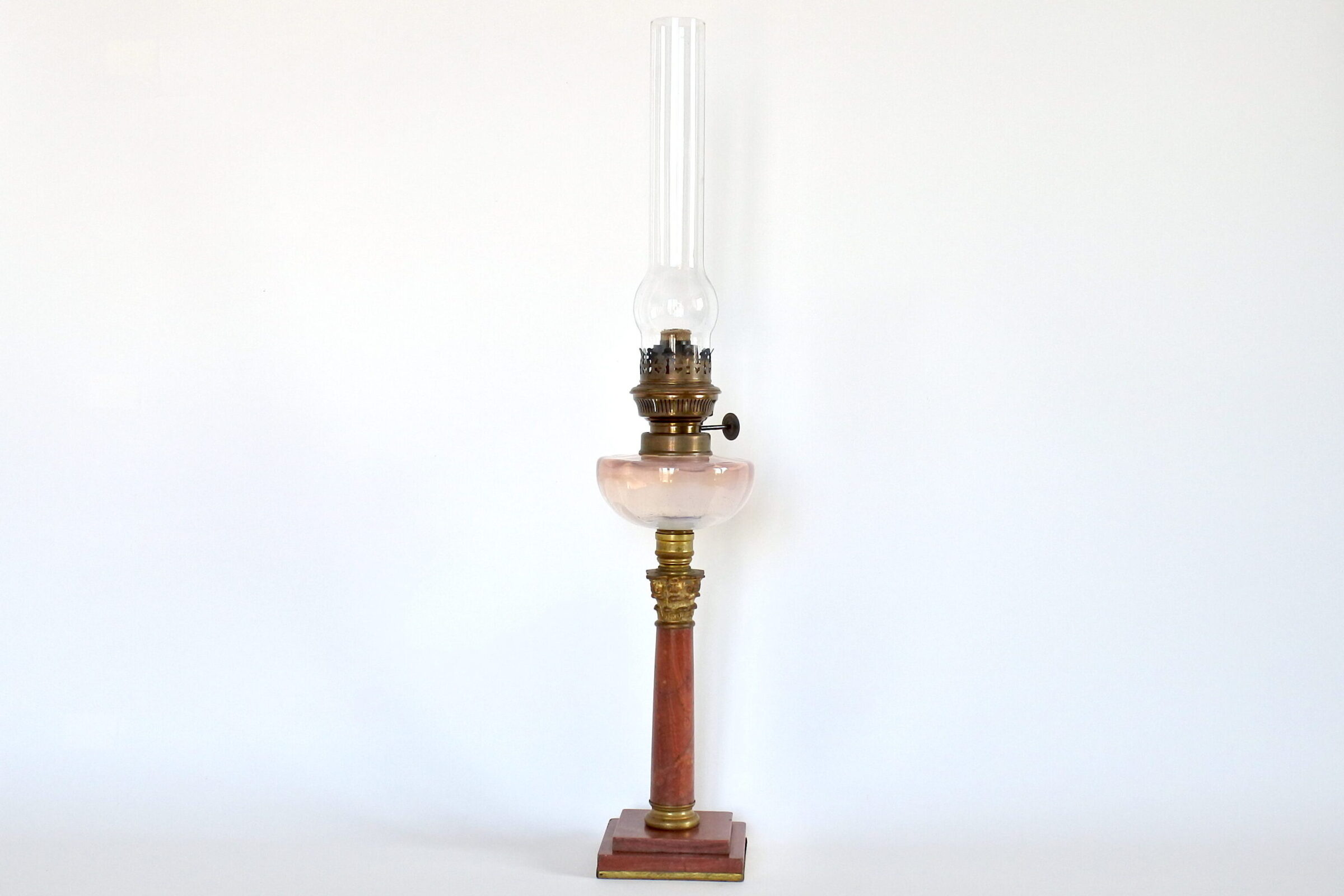 Lampada a petrolio con base e colonna in marmo rosso