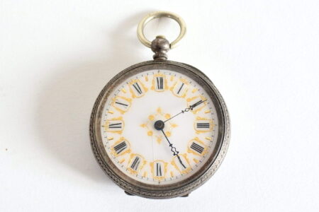 Orologio da tasca in argento con quadrante in smalto e cassa finemente incisa