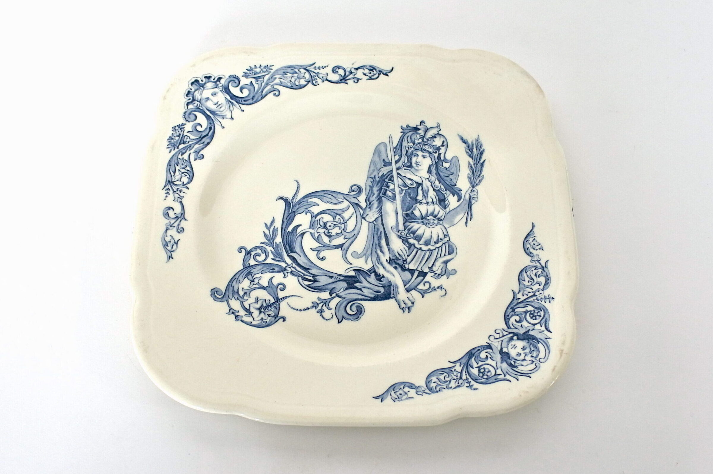 Piatto in ceramica di Clairefontaine con angelo guerriero e pelle di leone