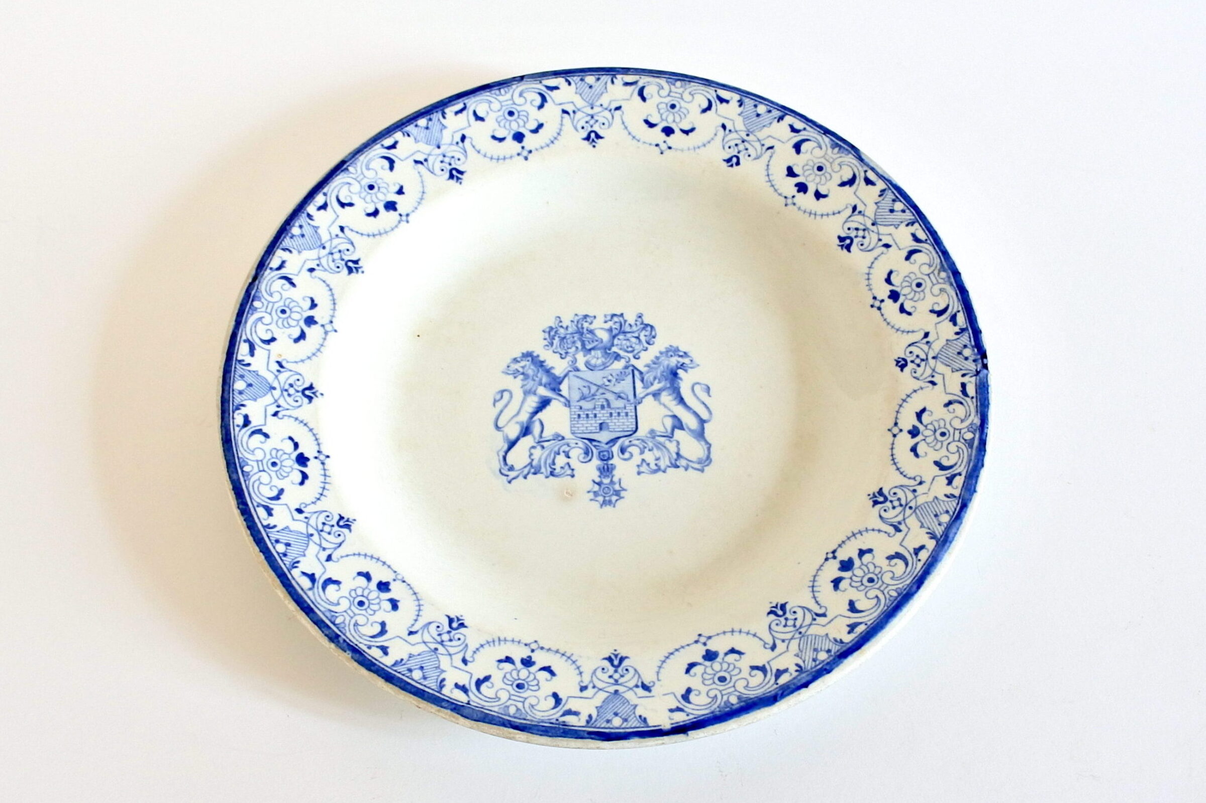 Piatto in ceramica di Gien con leoni rampanti che sorreggono stemma - 1871