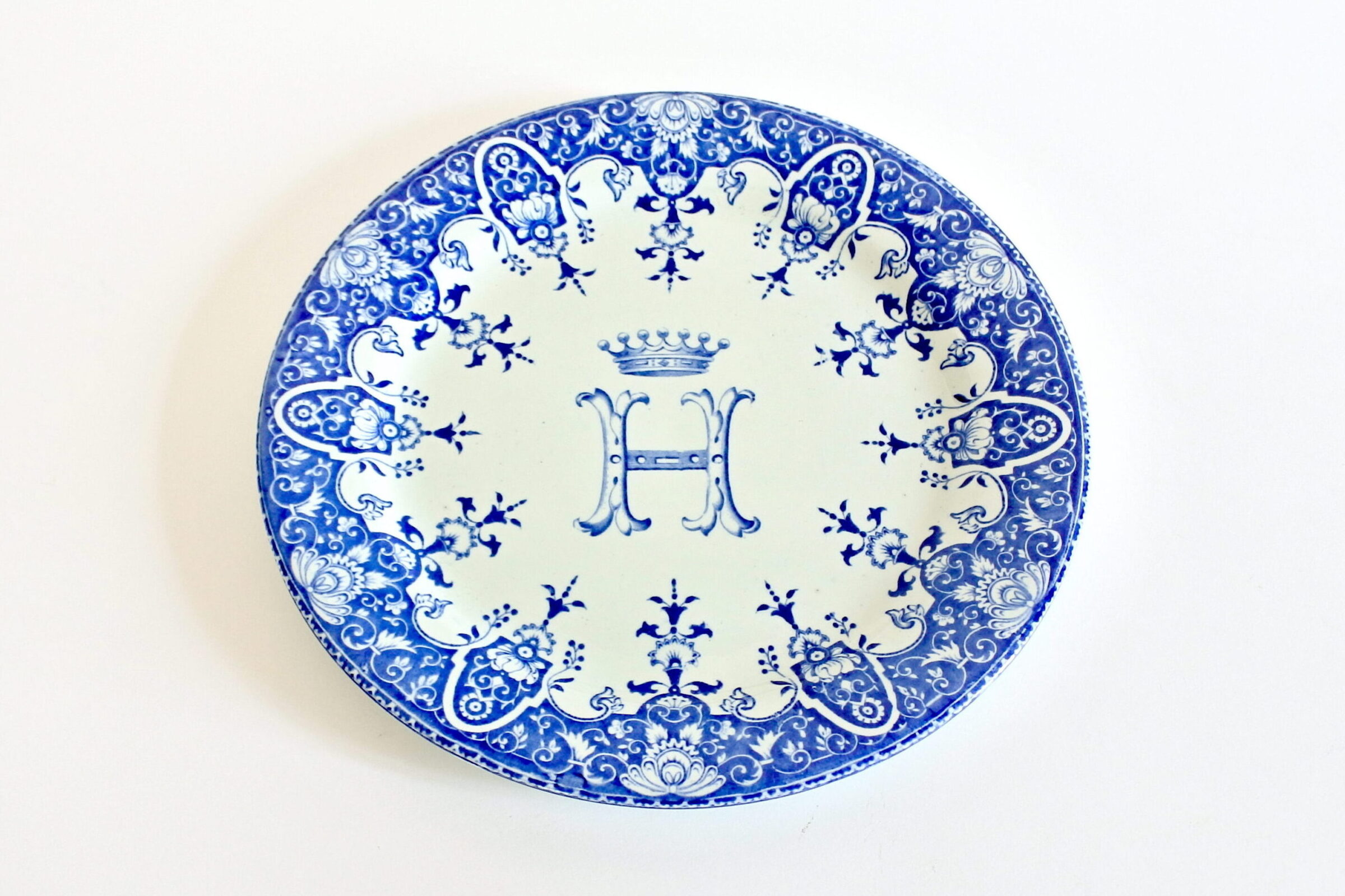 Piatto in ceramica di Gien del 1871 con monogramma e corona di barone