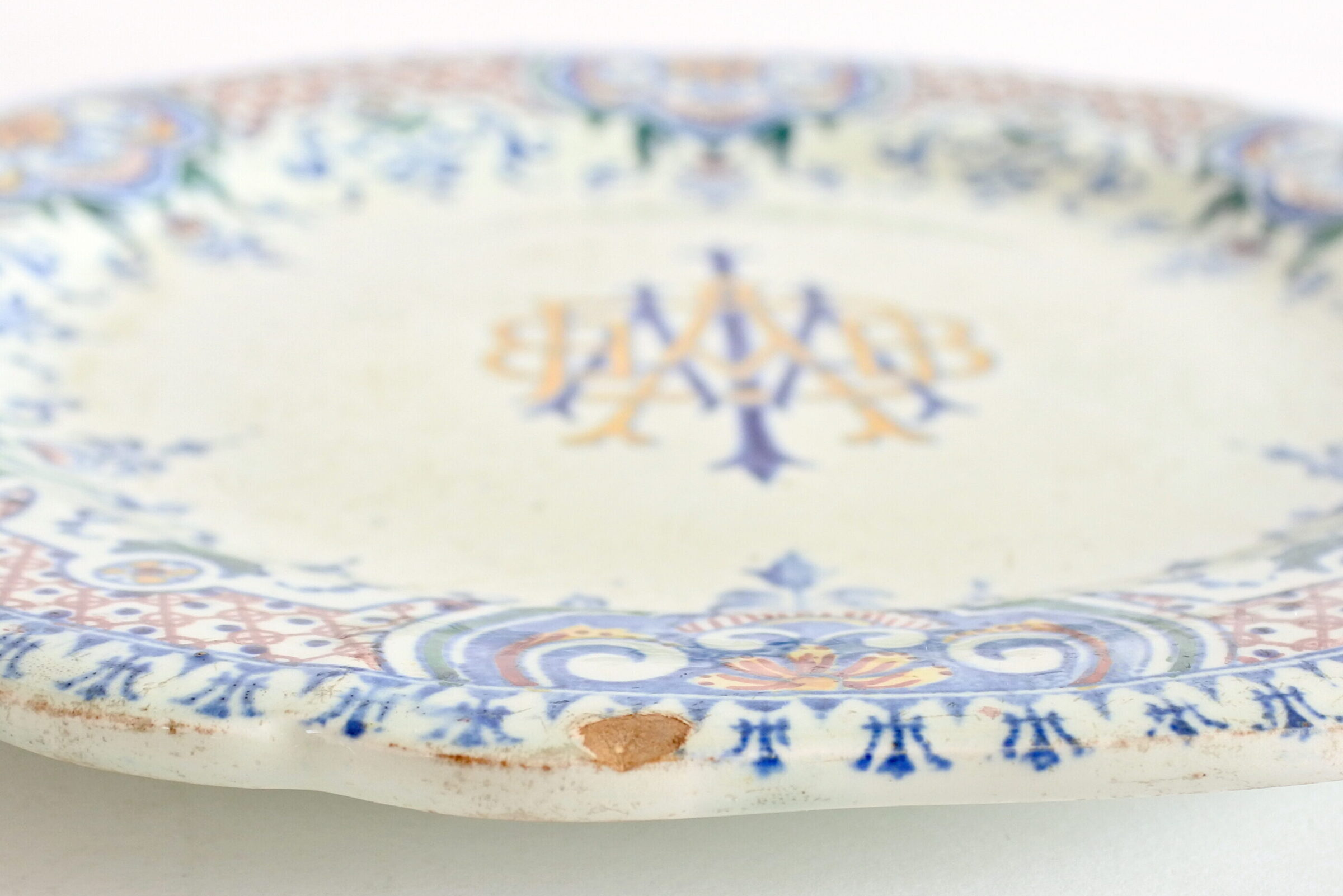 Piatto in ceramica di Gien del 1876 con decoro di Rouen e monogrammi - 3