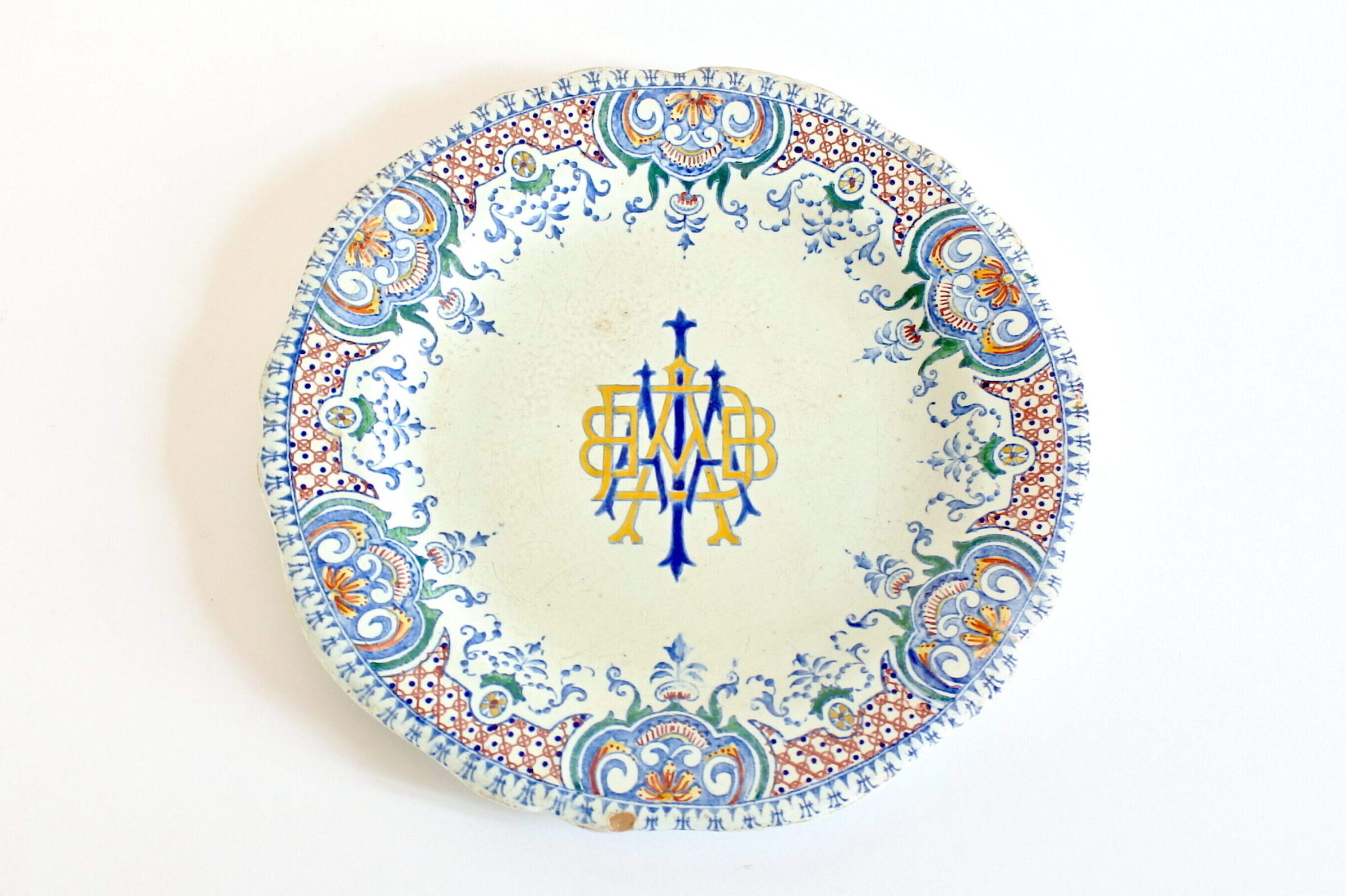 Piatto in ceramica di Gien del 1876 con decoro di Rouen e monogrammi