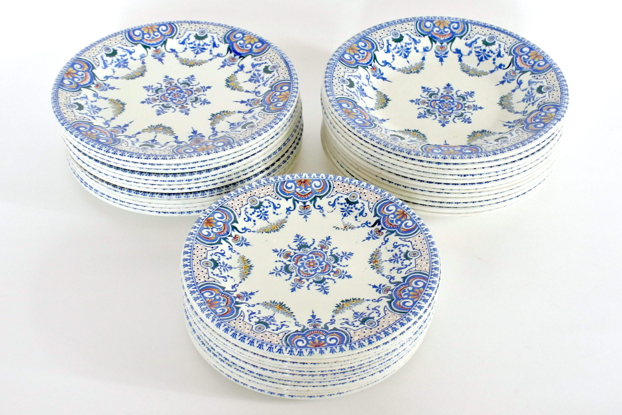 Servizio di piatti antichi in ceramica di Gien con decoro di Rouen