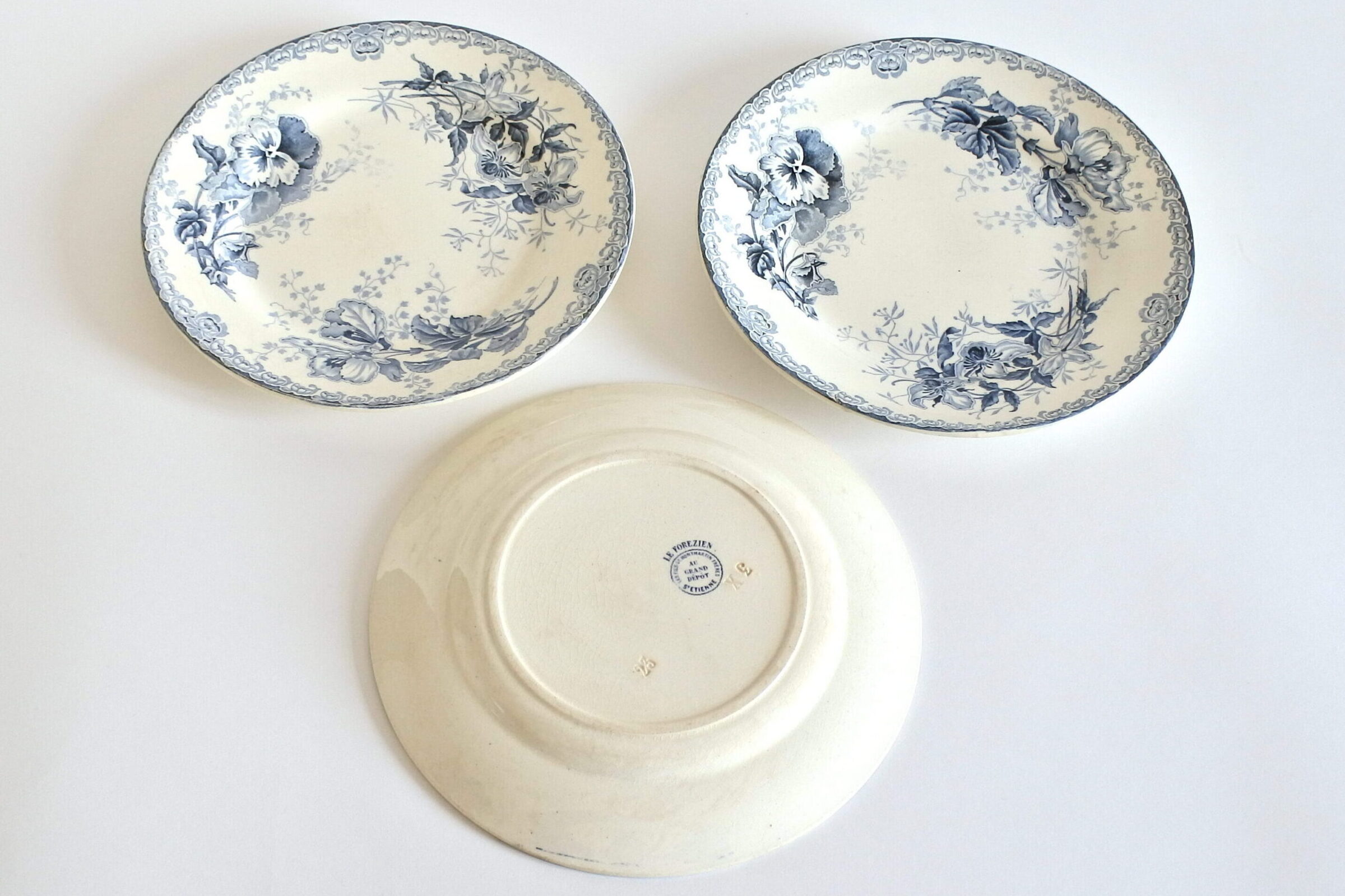 3 piatti in ceramica con viole del pensiero ed ibisco - 2