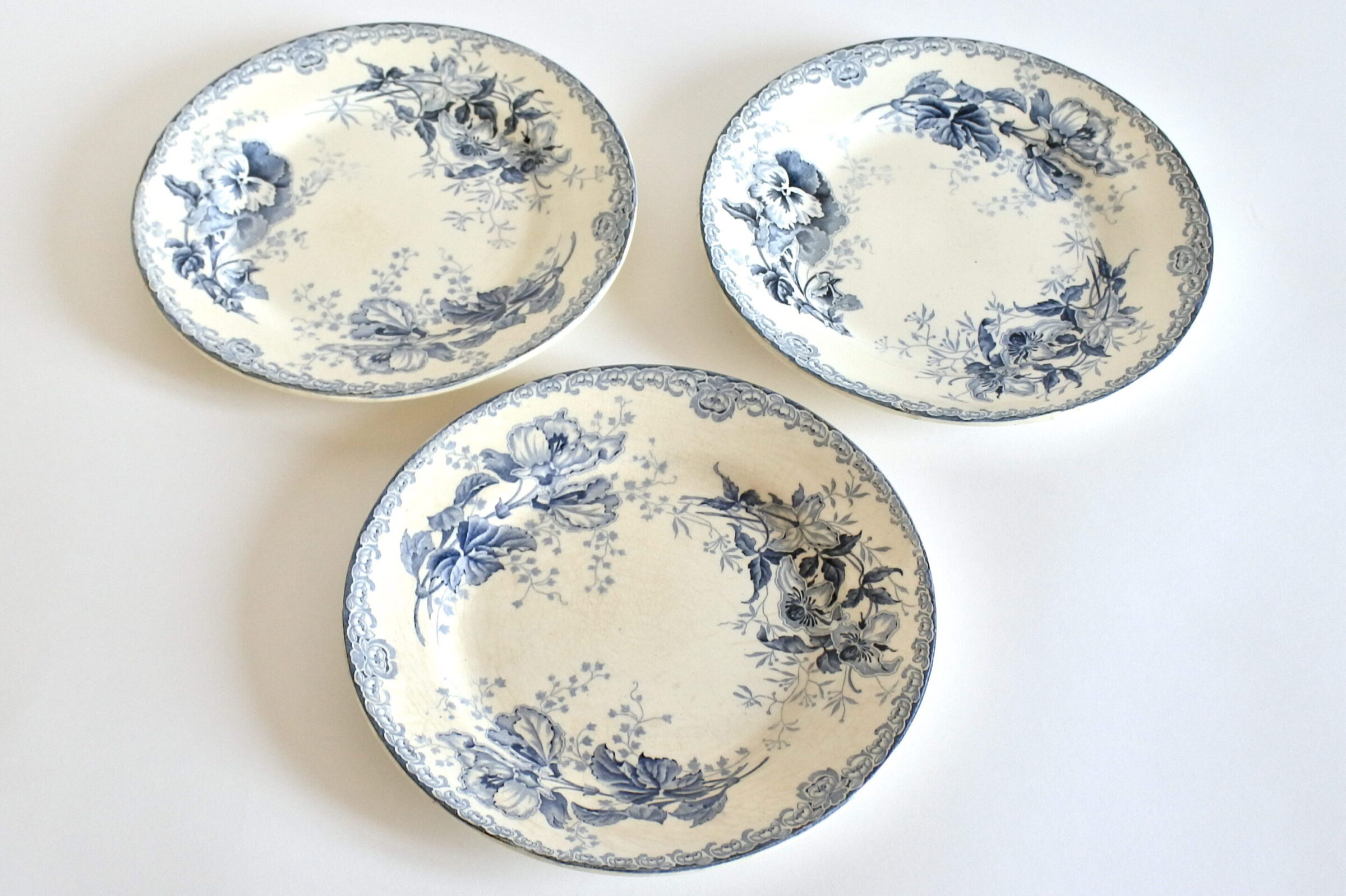 3 piatti in ceramica con viole del pensiero ed ibisco