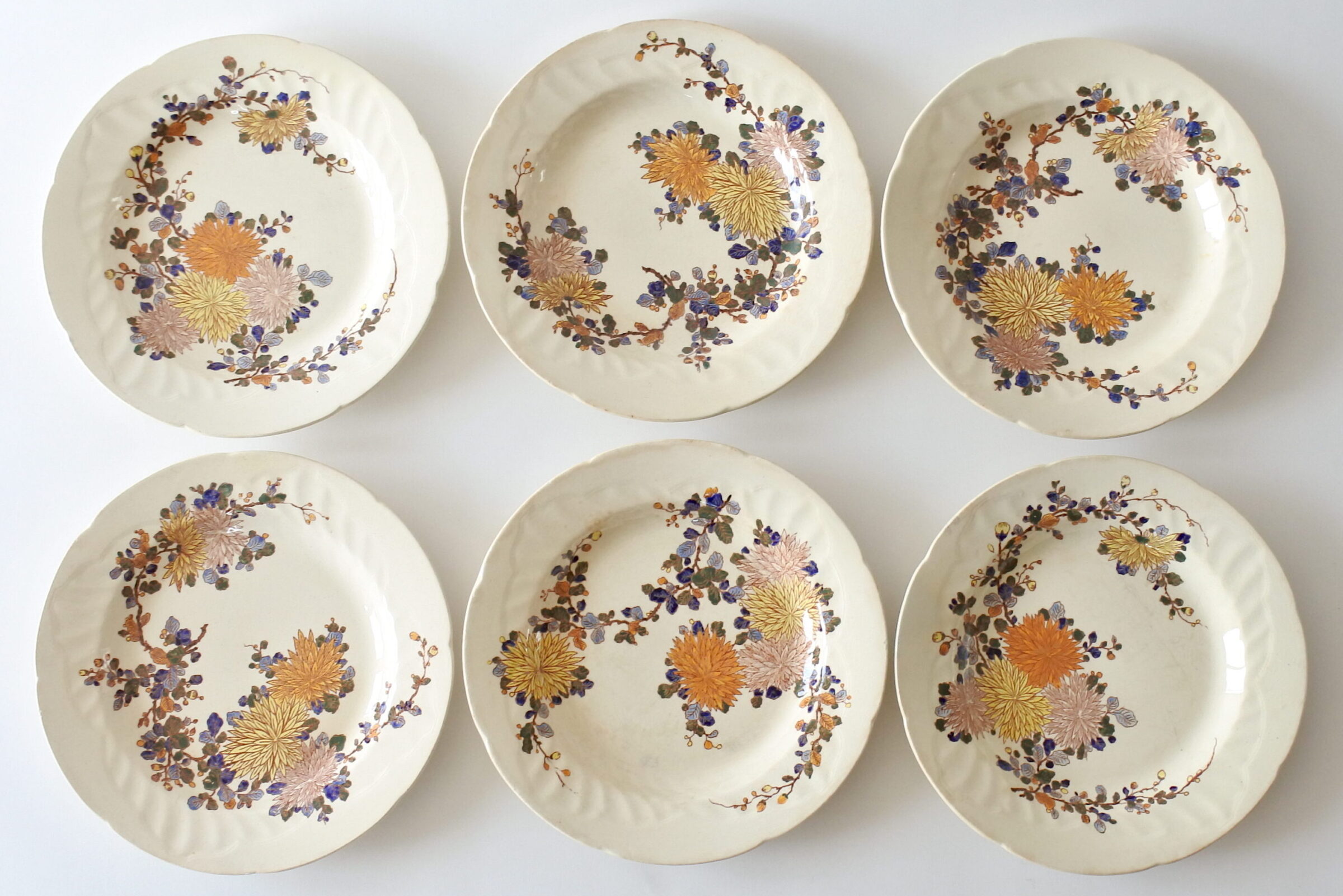 6 piatti fondi in ceramica di Gien del 1938 con dalie e rami con boccioli