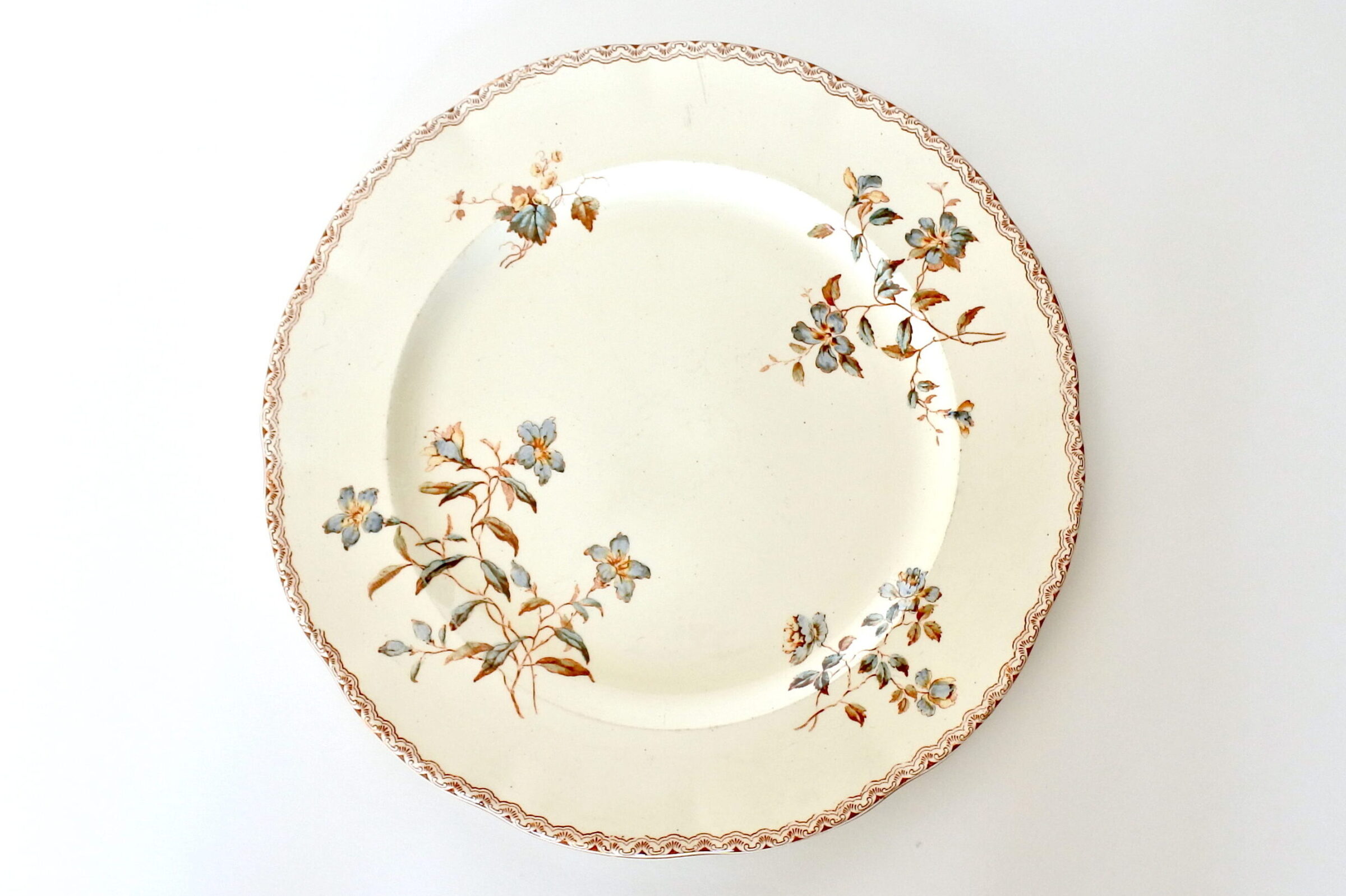 Piatto di servizio in ceramica di Salins con fiori e greca marrone