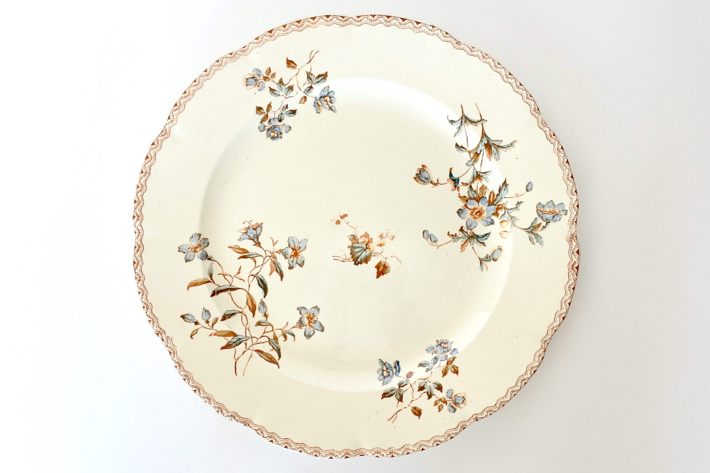 Piatto di servizio in ceramica di Salins decorato con fiori e greca marrone