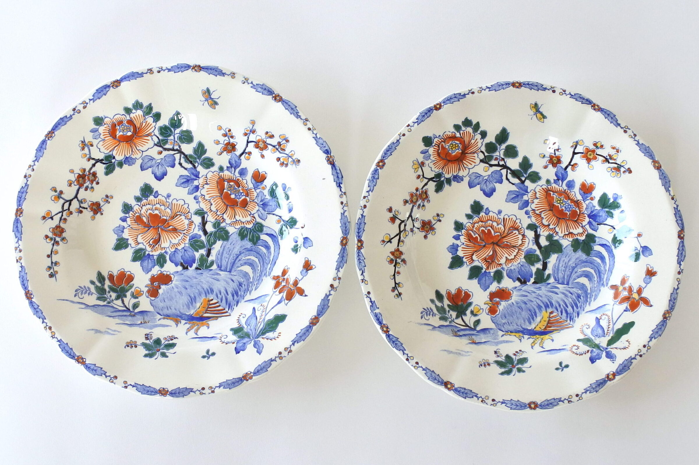 Coppia di piatti fondi in ceramica di Gien del 1938 con gallo e fiori