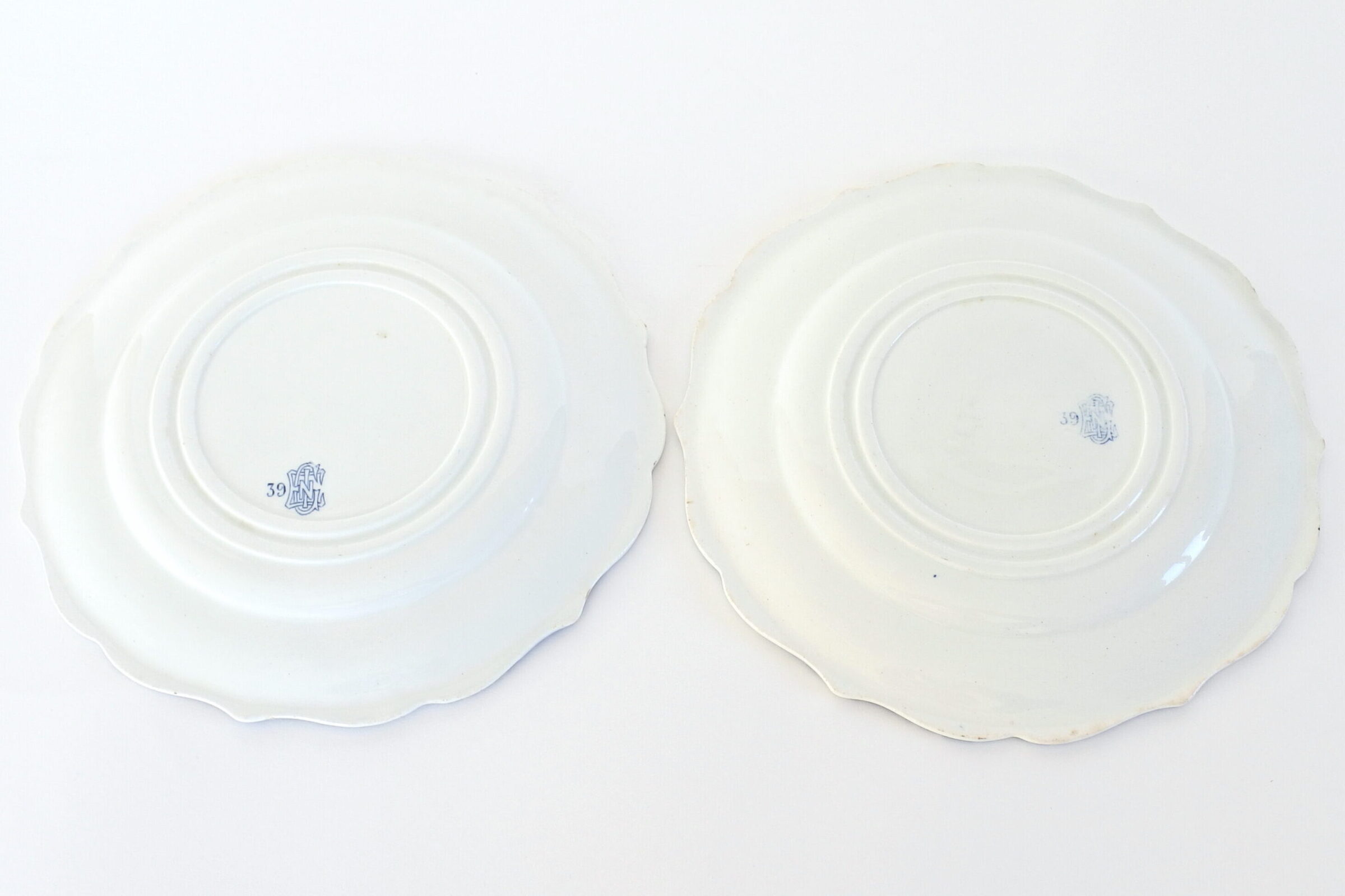 Coppia di piatti in ceramica bianca di Gien del 1875 con bordo dentellato - 2