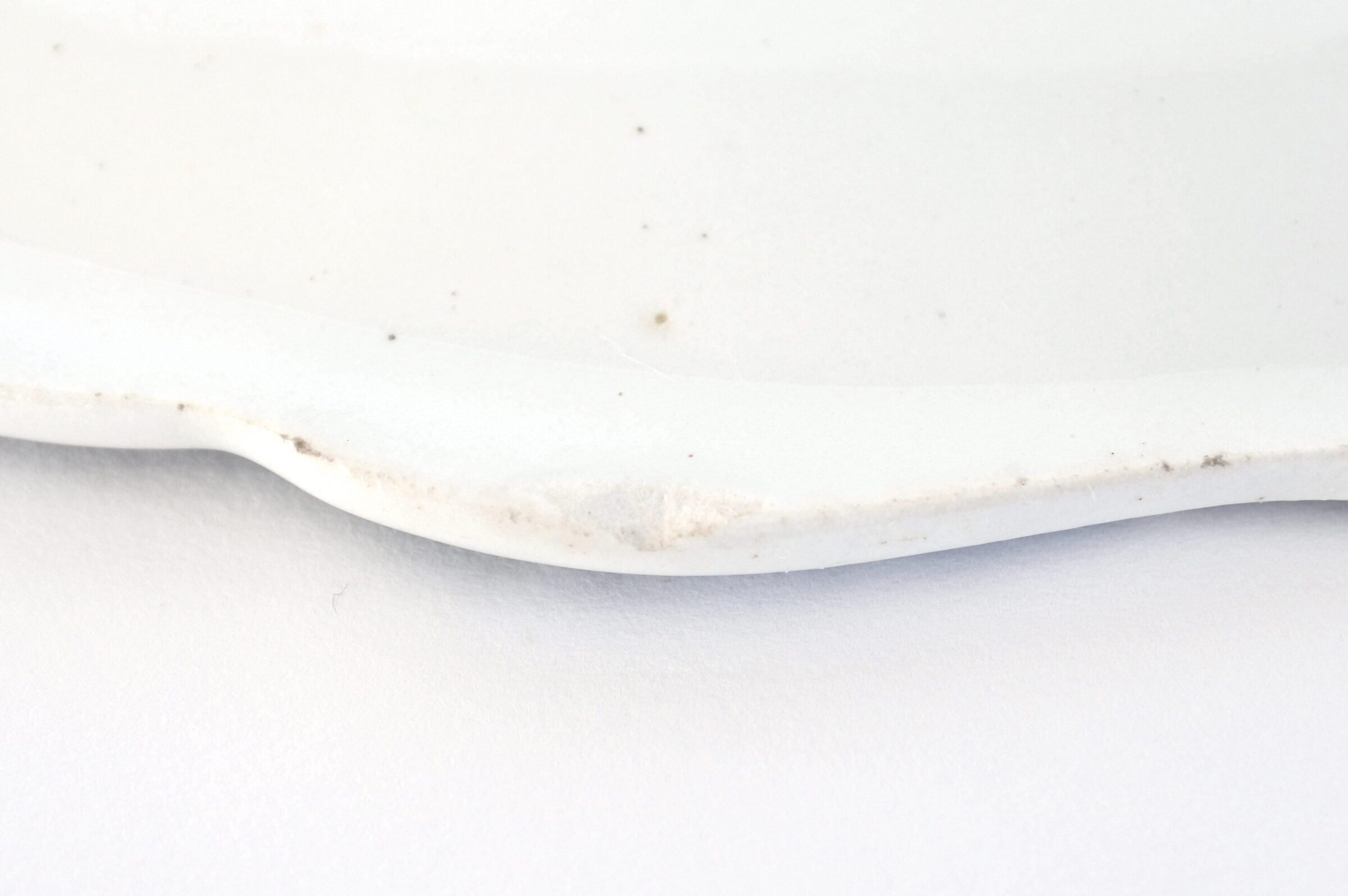 Coppia di piatti in ceramica bianca di Gien del 1875 con bordo dentellato - 3