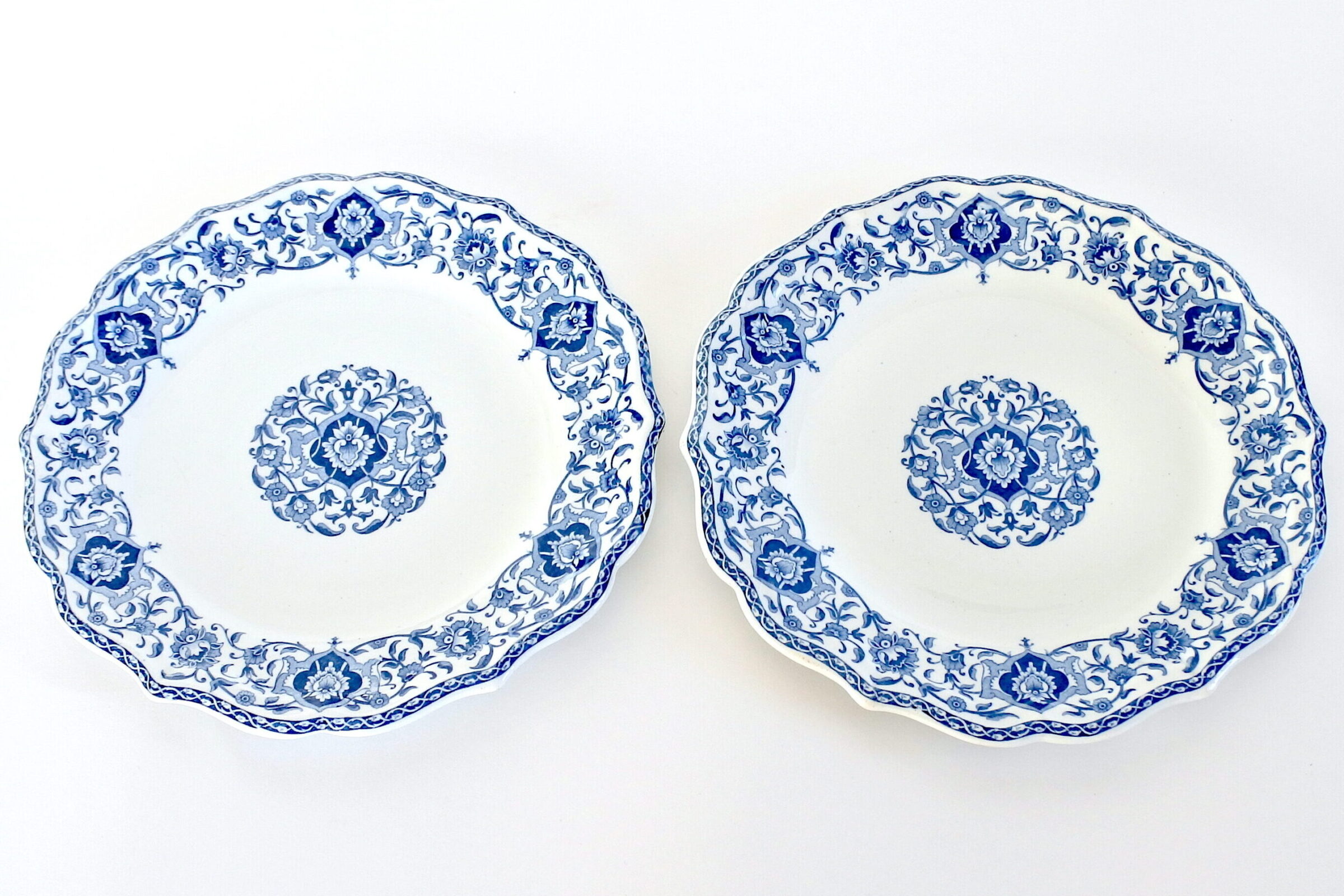 Coppia di piatti in ceramica bianca di Gien del 1875 con bordo dentellato