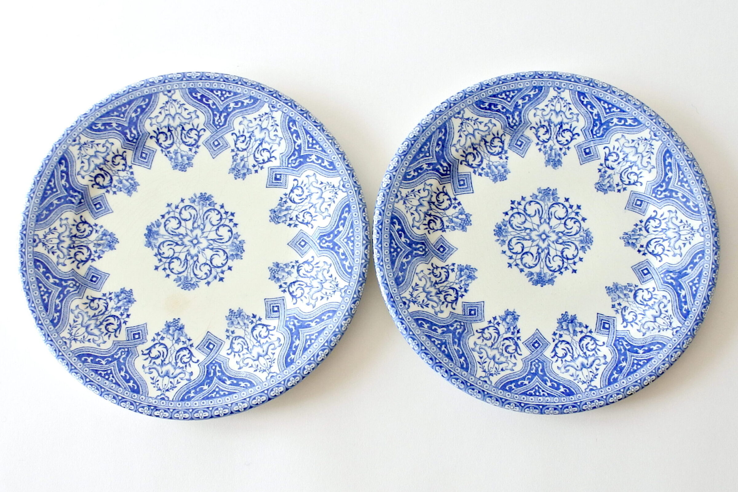 Coppia di piatti in ceramica di Gien per Perrier Fils con decoro Strasbourg