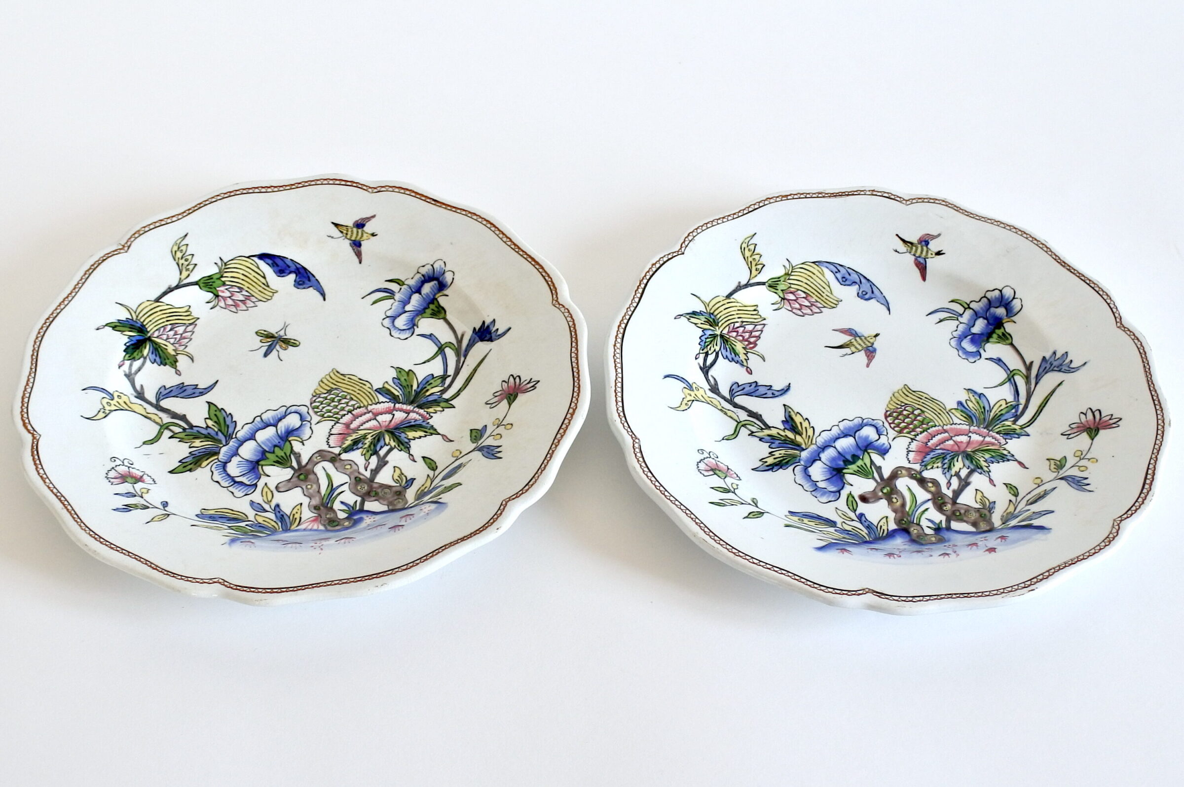 Coppia di piatti in ceramica di Sarreguemines con fiori uccelli ed insetti