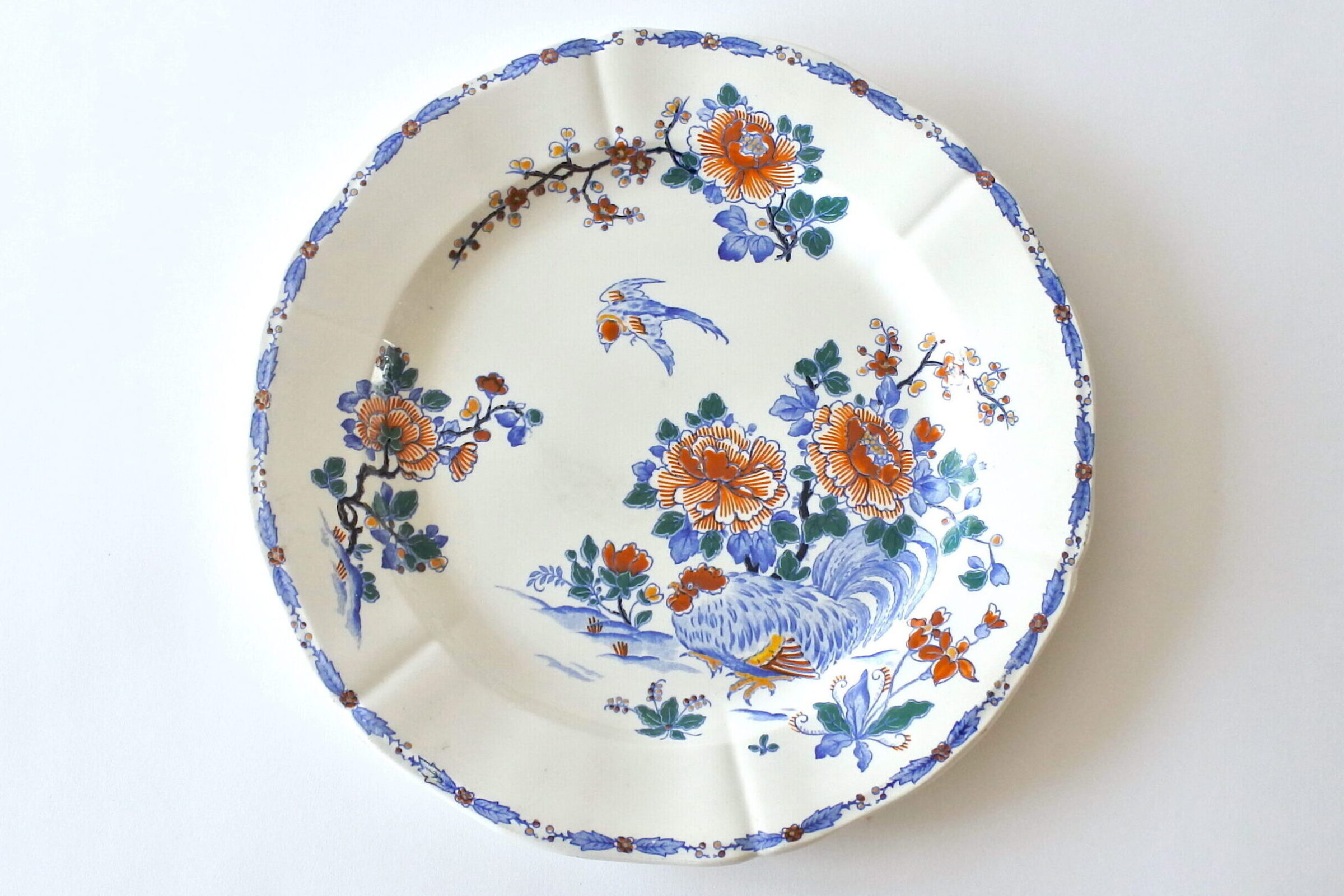 Grande piatto in ceramica di Gien del 1938 con gallo e rami fioriti