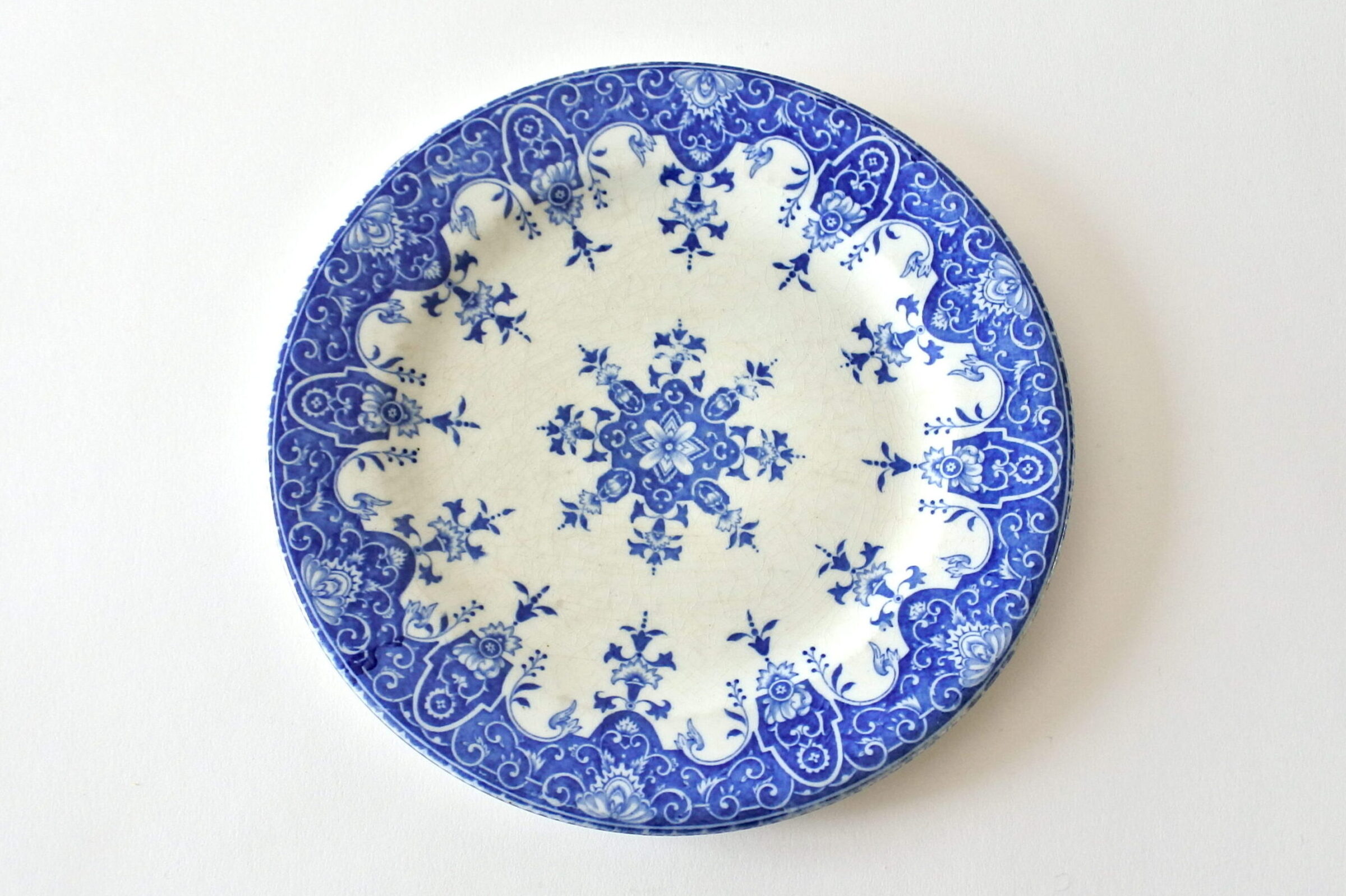 Piatto da frutta in ceramica di Gien del 1875 con decoro blu