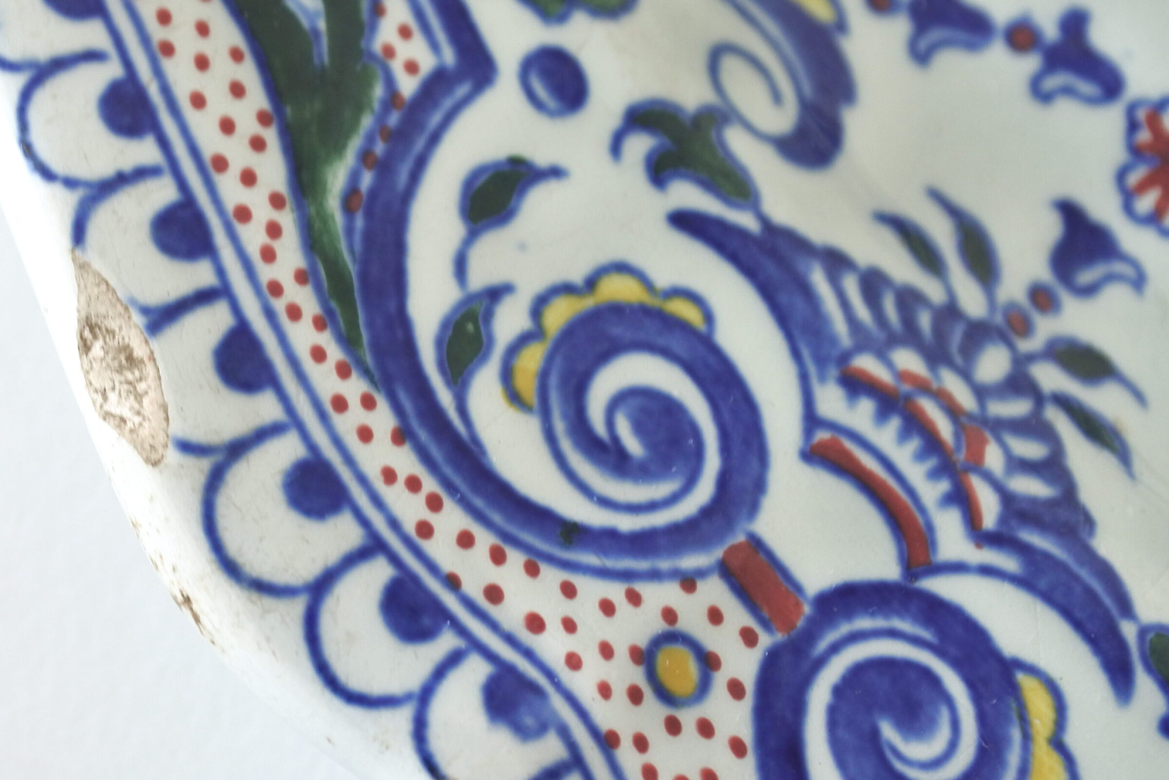 Piatto decagonale in ceramica di Gien del 1875 con decoro arabescato - 5