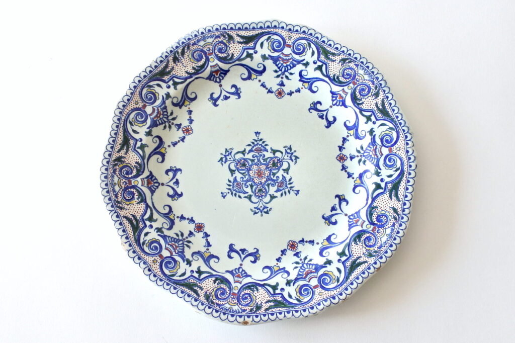 Piatto decagonale in ceramica di Gien del 1875 con decoro arabescato
